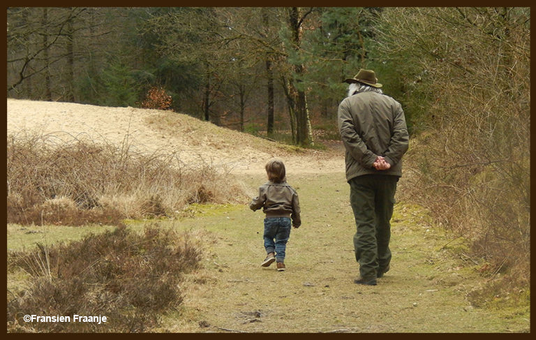 Opa en zijn kleinzoon aan de wandel op de Veluwe - Foto: ©Fransien Fraanje