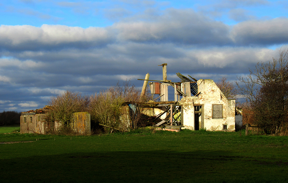 Boerderij "de Reunie", bij de Koog is inmiddels meer een 'ruïne' geworden – Foto: ©Louis Fraanje