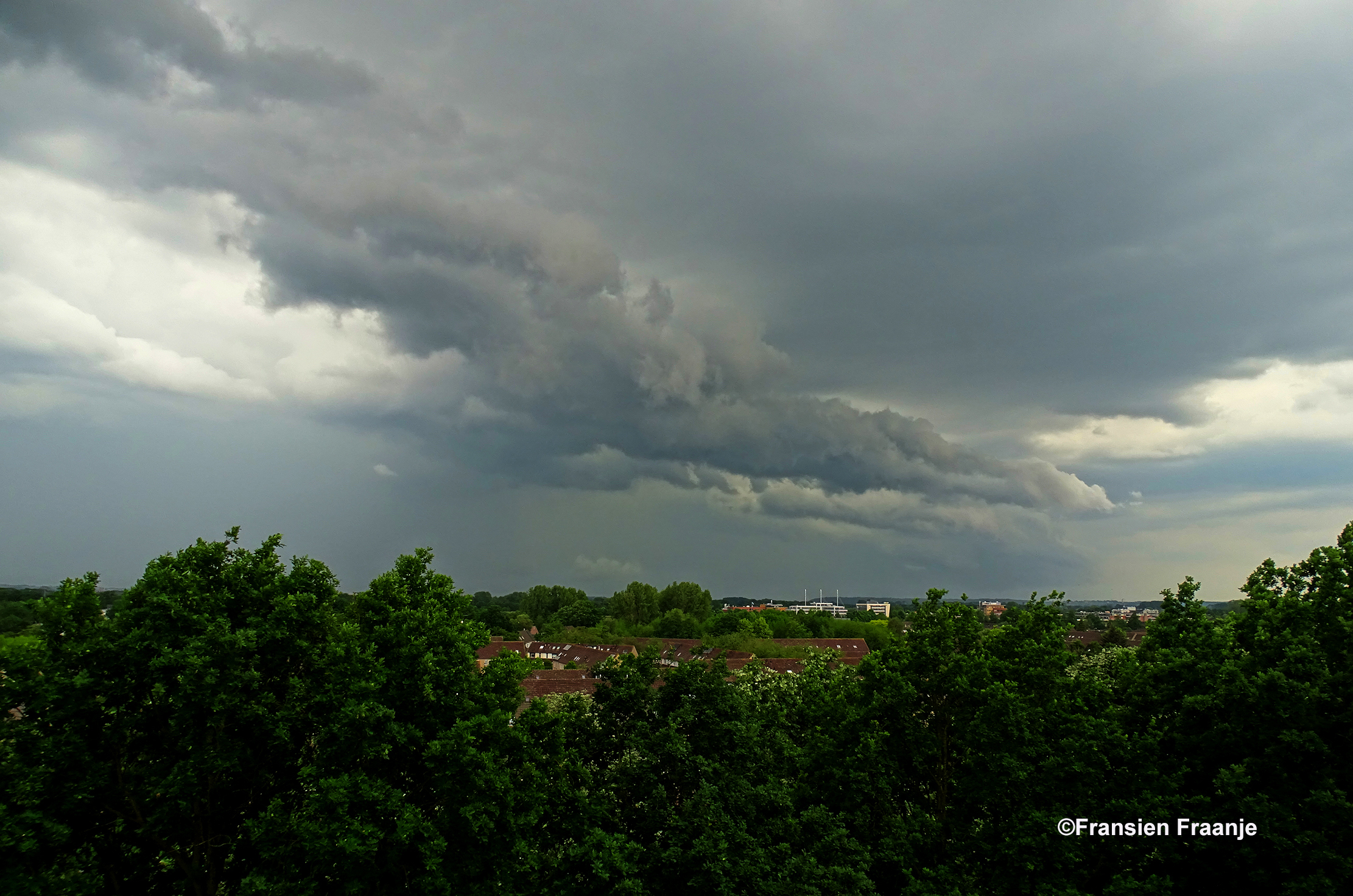  Dreigende onweerswolken boven Ede - Foto: ©Fransien Fraanje