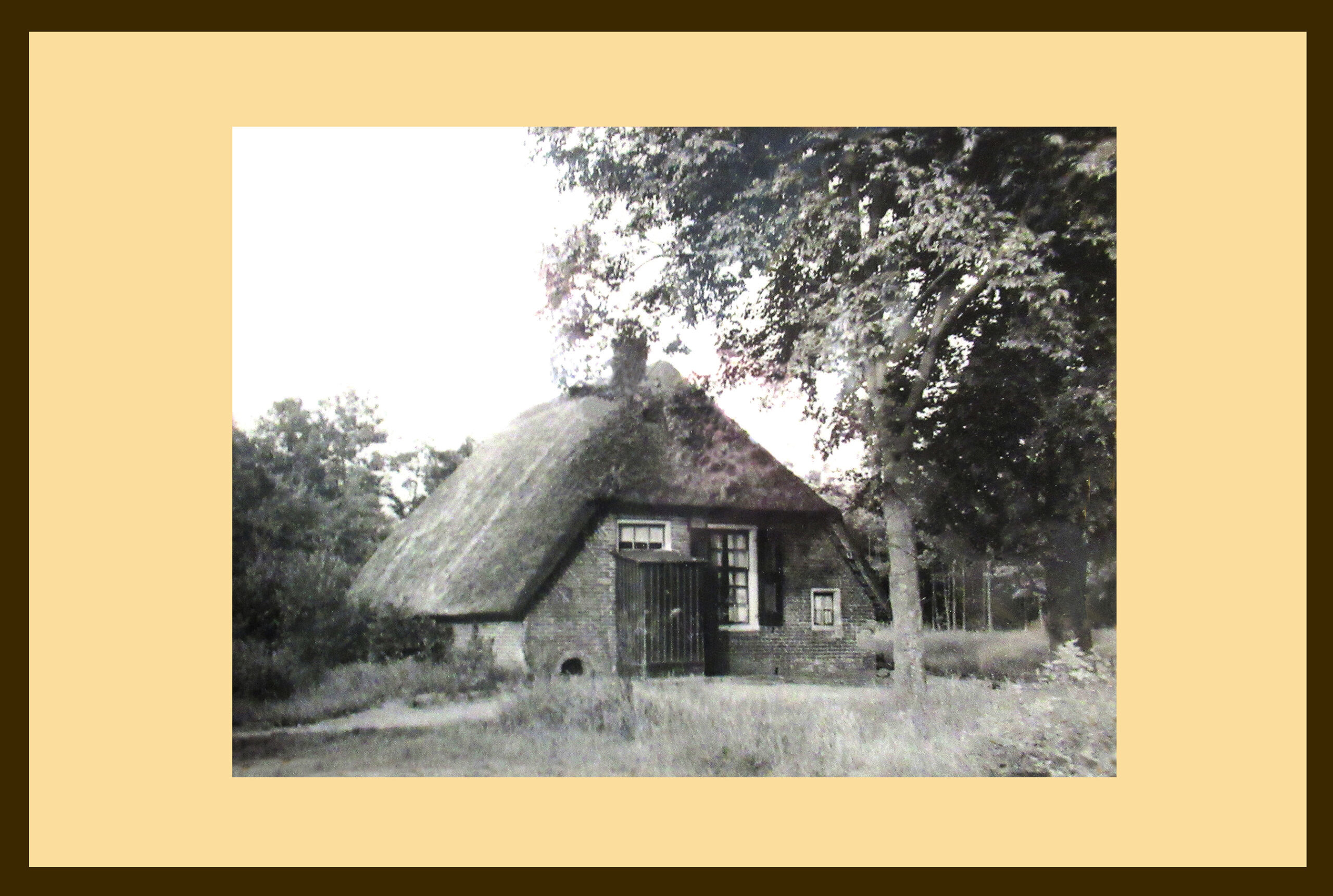 Oud Veluws boerderijtje met een klompenhokje aan de voorkant - Archieffoto