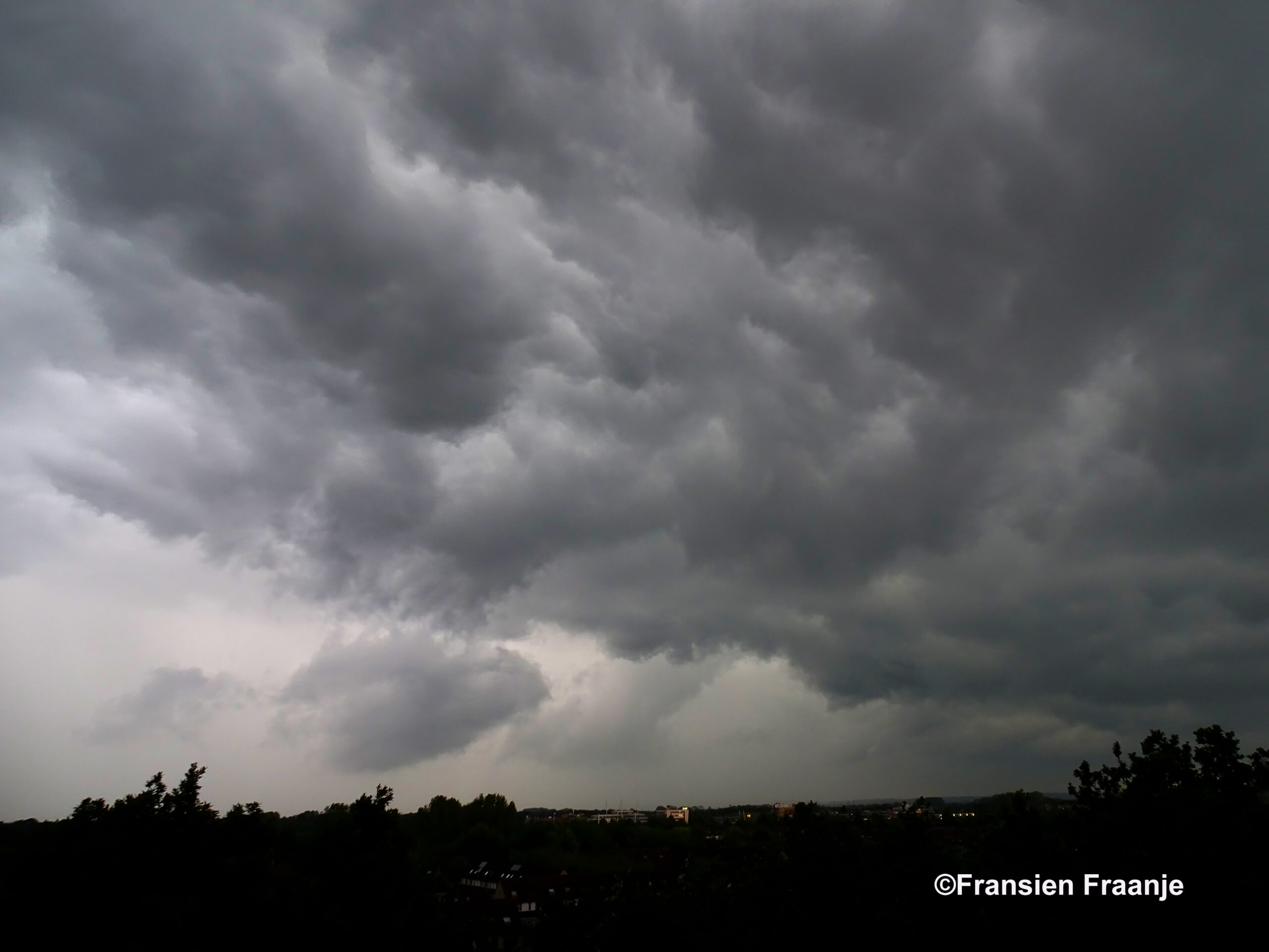 Ontzagwekkende en angstwekkende wolkenlucht, die zich in al haar kracht manifesteerde - Foto: ©Fransien Fraanje