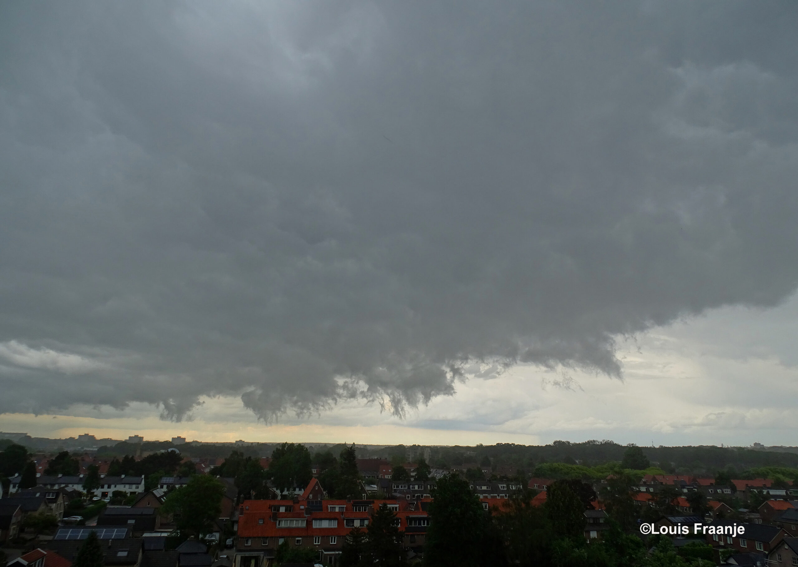 Een opname van de andere kant in de richting van Ede-Veldhuizen, een loodgrijze lucht met aan de onderkant ook soort van trechters - Foto: ©Louis Fraanje