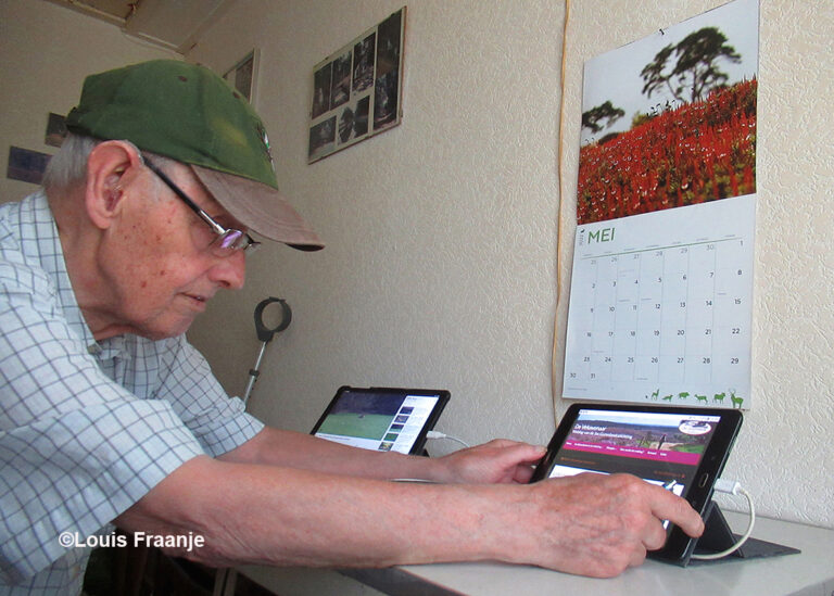 Martin Spoelstra op zijn werkkamertje met zijn tablet vol van de Veluwe – Foto: ©Louis Fraanje