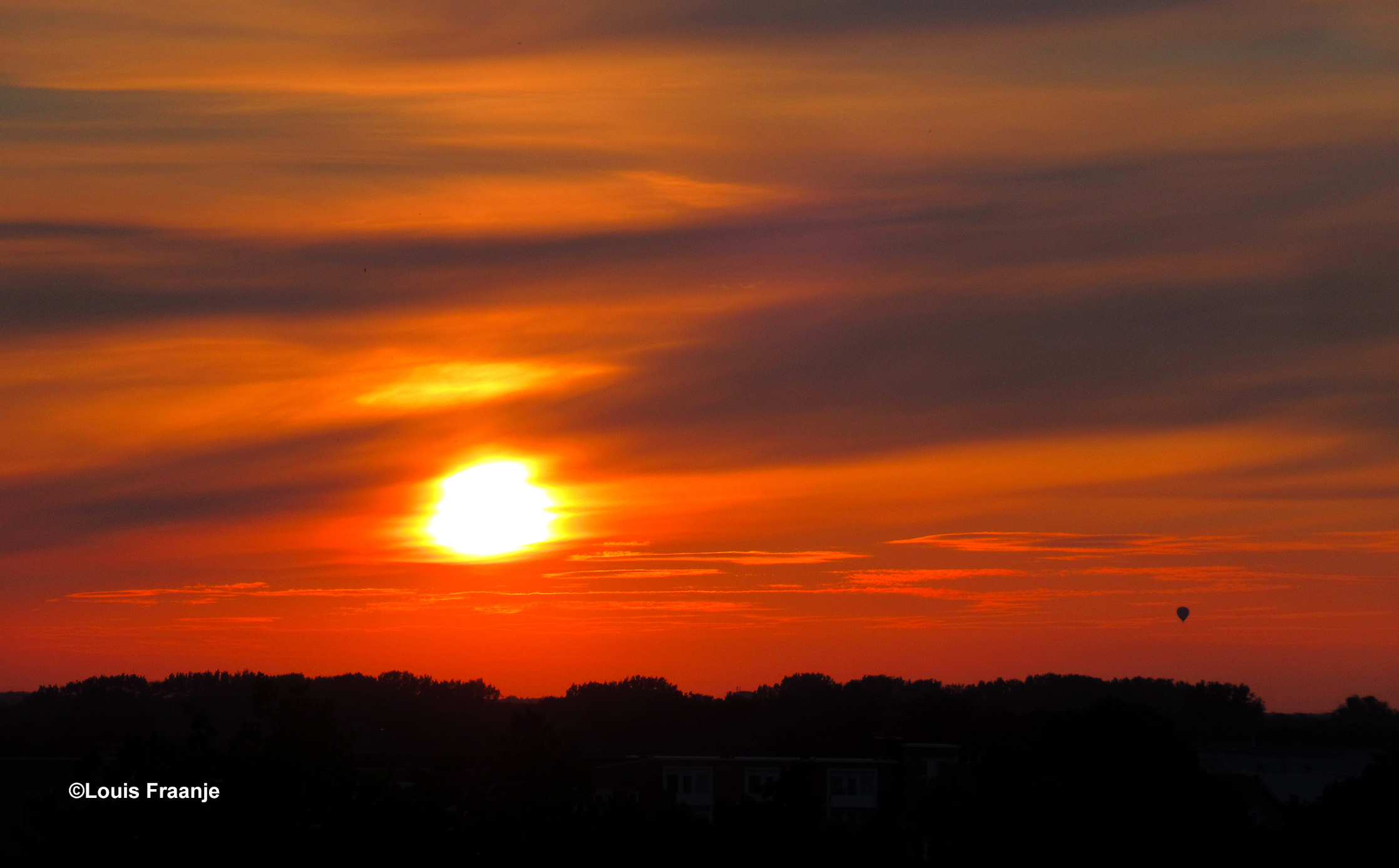 Met een wat wazige zonsondergang als afsluiter van deze prachtige dag - Foto: ©Louis Fraanje