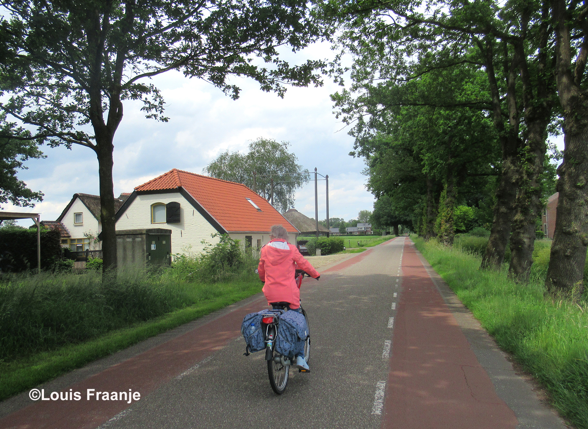  Met het brood van Bakker Ten Veen in de fietstas gaan we 'Op huus an' - Foto: ©Louis Fraanje