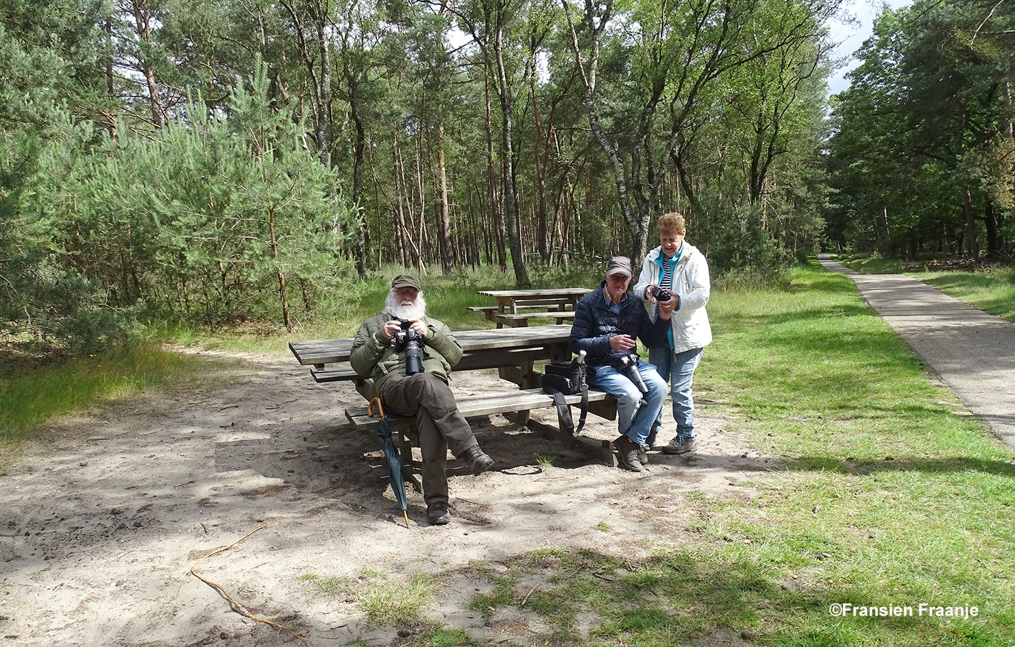 Moe, maar voldaan rusten we even uit op een picknickbank - Foto: ©Fransien Fraanje