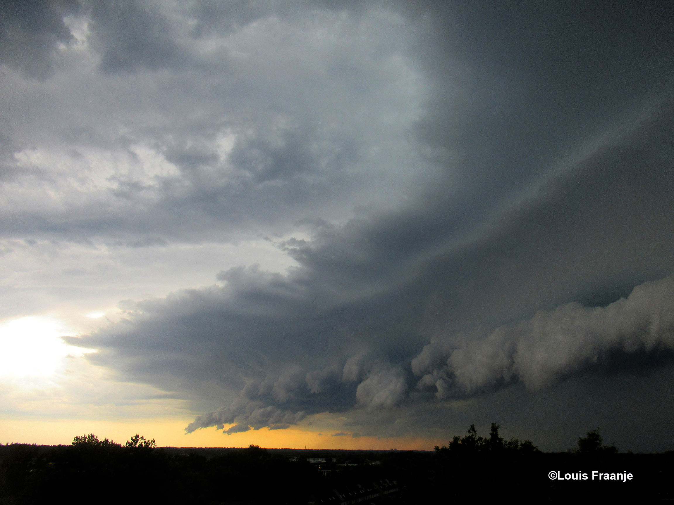 Dreigende lucht met rollende wolken - Foto: ©Louis Fraanje