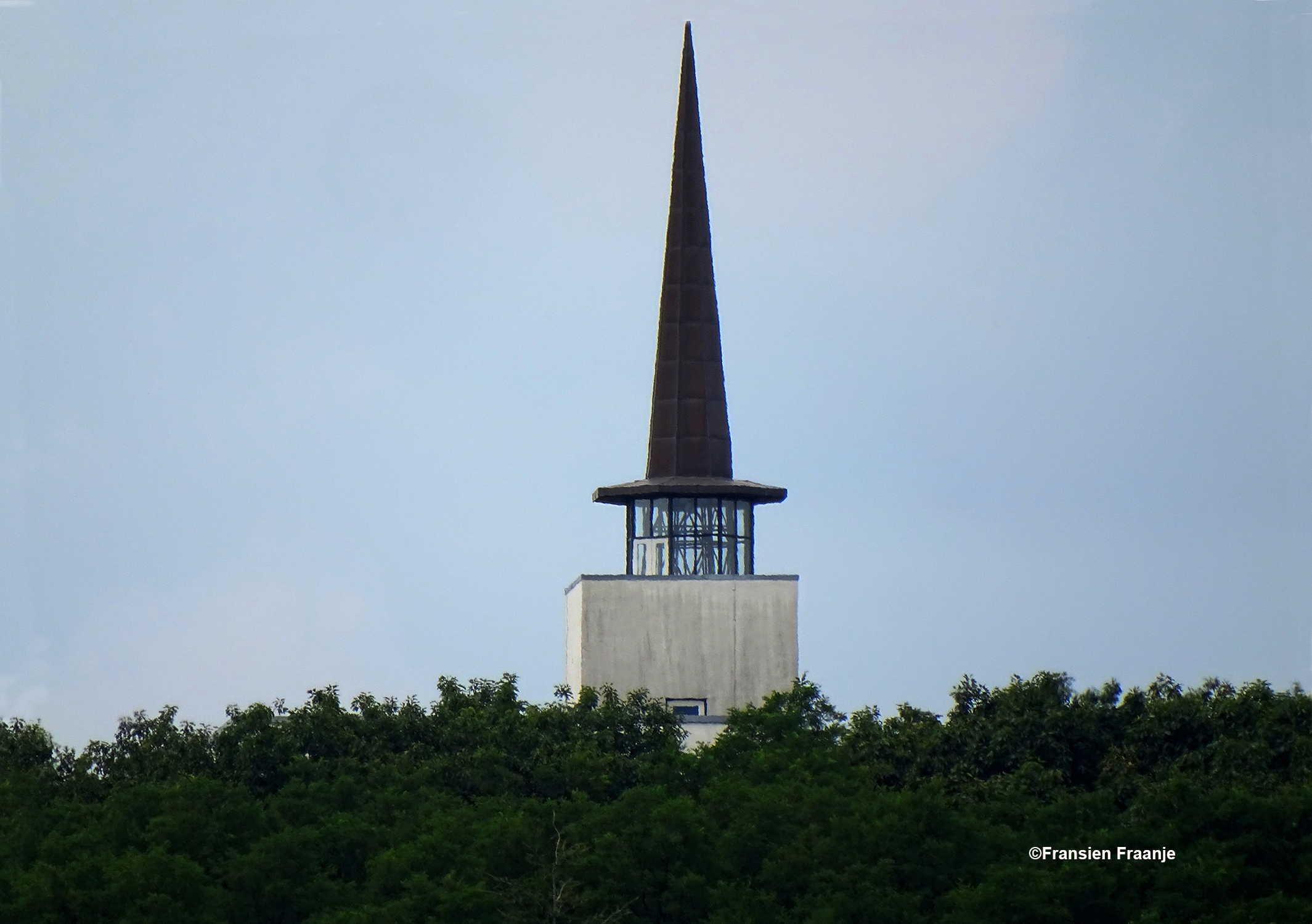 Als we omhoog kijken in de richting van Rhenen, steekt het torentje van de Watertoren of Koerheuveltoren er bovenuit - Foto: ©Fransien Fraanje