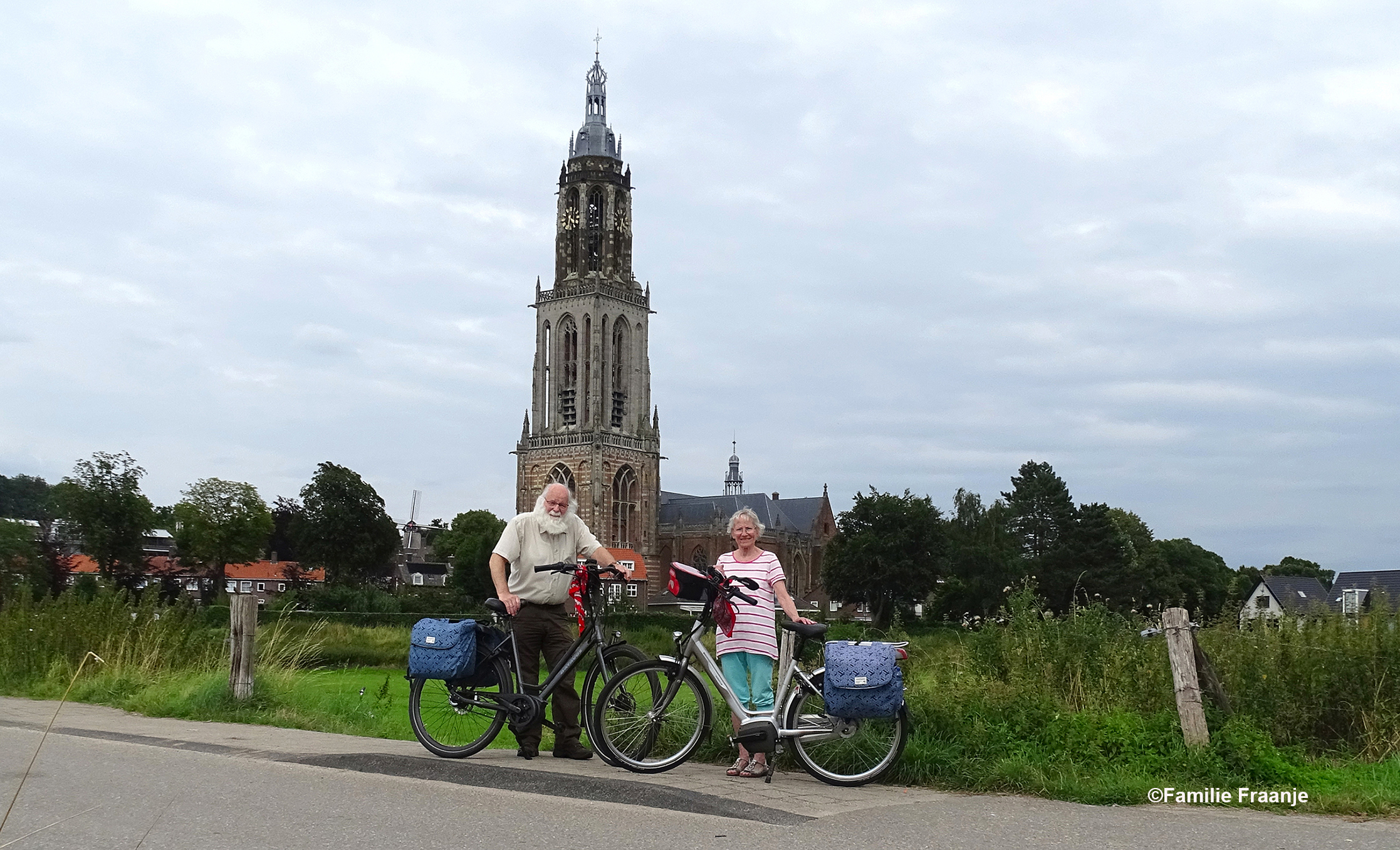 Voordat we huiswaarts keren, nog even samen op de plaat, met achter ons de schitterende Cunrakerk en toren van Rhenen - Foto: ©Familie Fraanje - SLOT