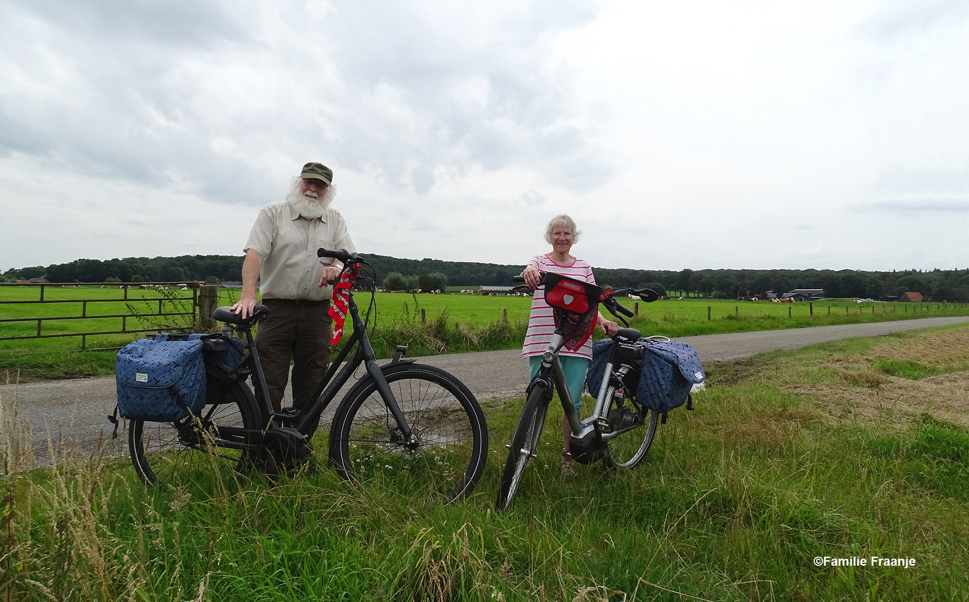 De Heitrappers met hun Harley Trapson met in de verte de Grebbeberg - Foto: ©Familie Fraanje