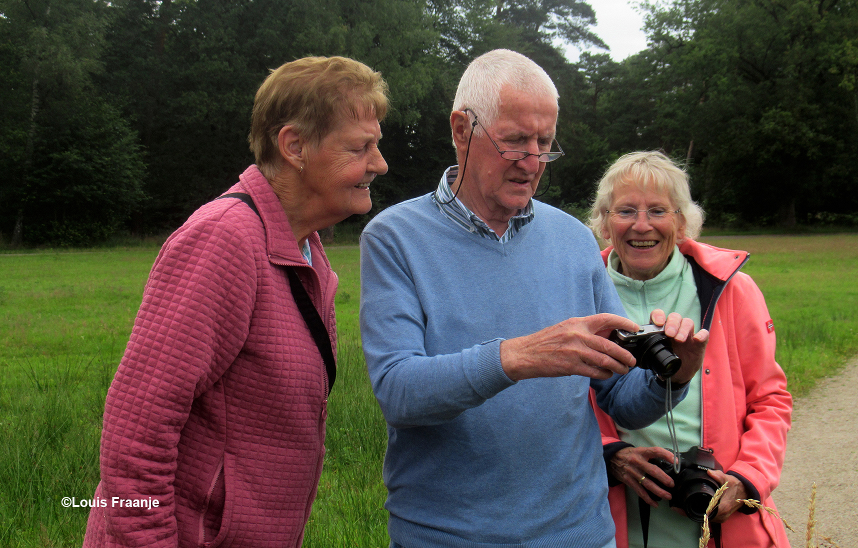 Met z'n drietjes worden de gemaakte foto's bekeken - Foto: ©Louis Fraanje