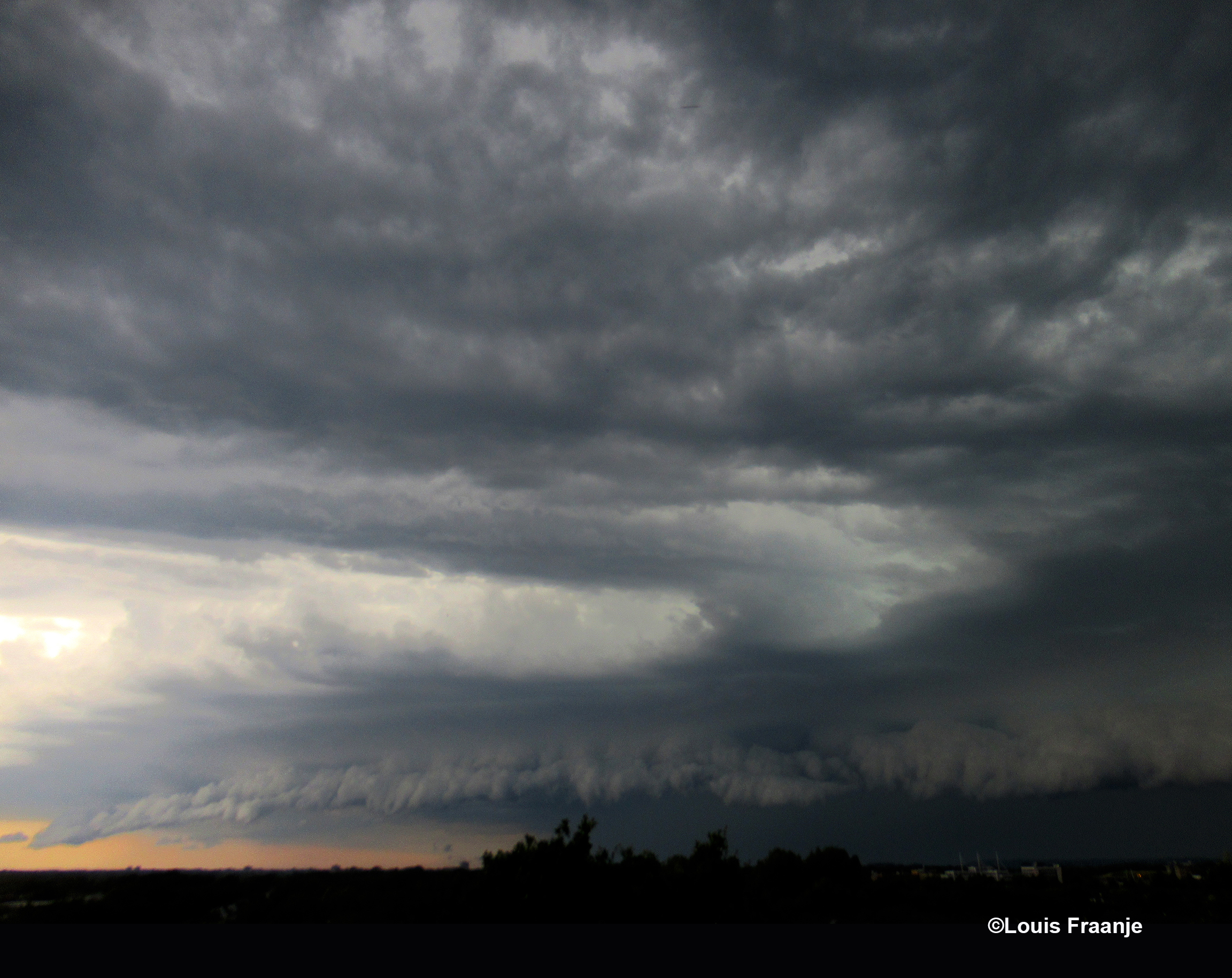 Een wolkenlucht die steeds grijzer en dreigender werd - Foto: ©Louis Fraanje