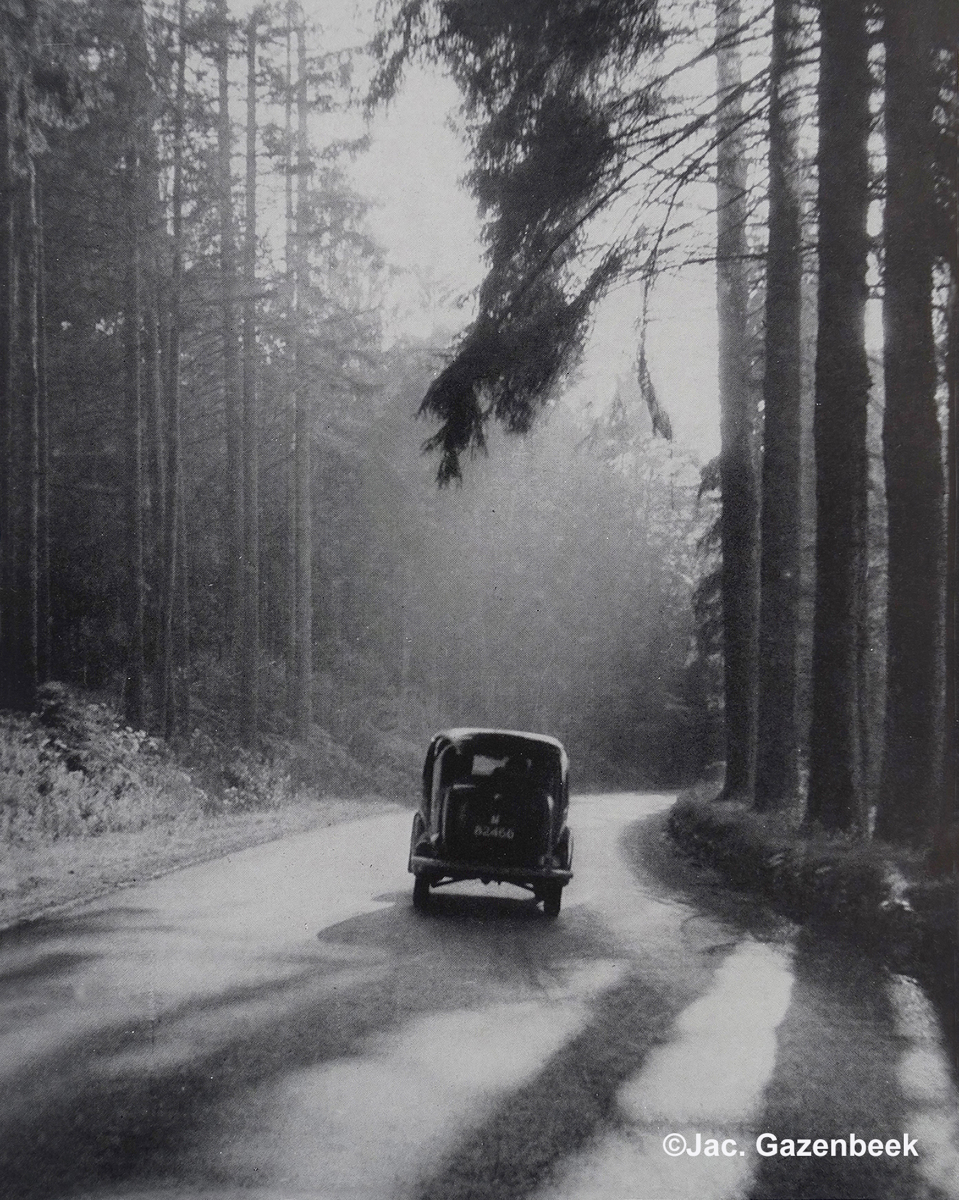 Even later reed een kleine wagen over de weg - Foto: ©Jac. Gazenbeek