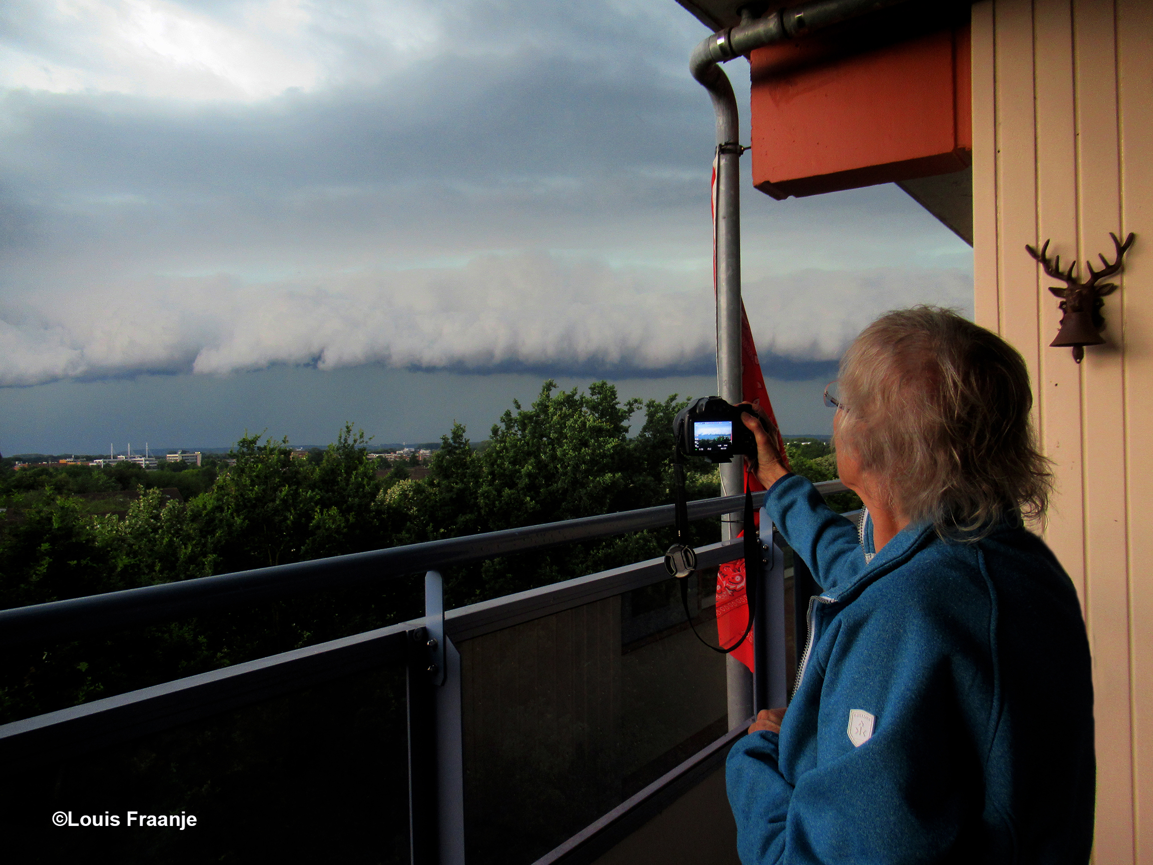 Fransien staat vanaf ons balcon een plankwolk te fotograferen - Foto: ©Louis Fraanje