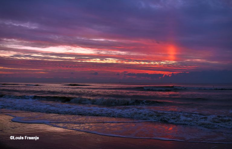 Kleurrijk avondrood aan zee, met een prachtige weerspiegeling in de branding - Foto: ©Louis Fraanje