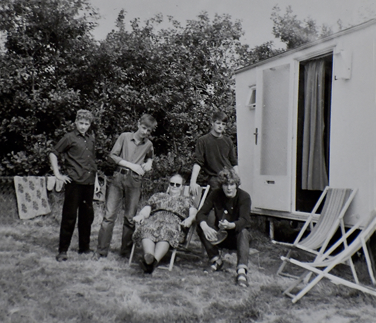 Naast de stacaravan staan v.l.nr. een vriendje, Kees Fraanje(†), Gert Fraanje en moeder Fraanje(†) met Louis Fraanje – Foto: ©Archief Louis Fraanje