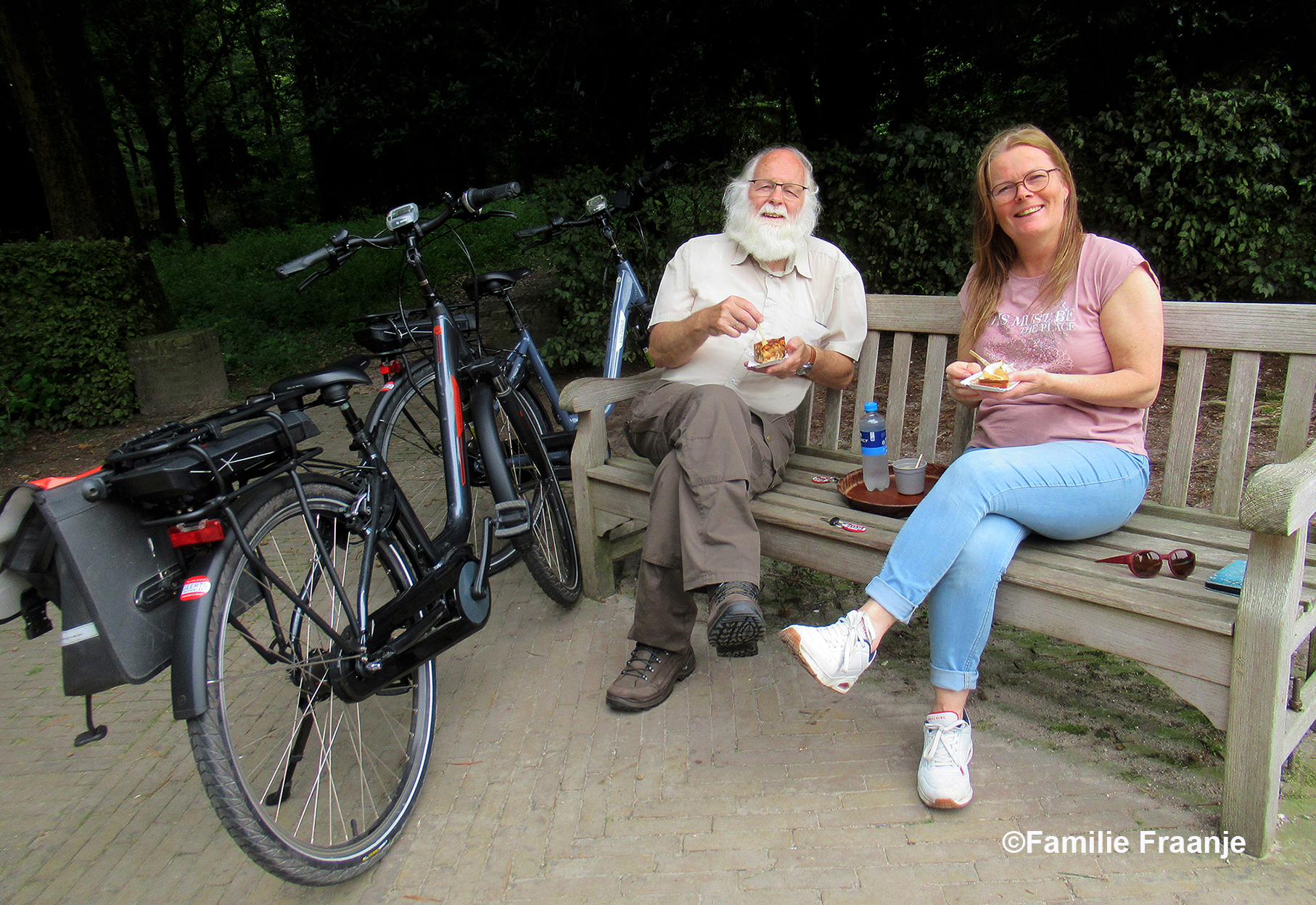 Vader en dochter even een heerlijk 'onder onsje'' op de bank - Foto: ©Familie Fraanje