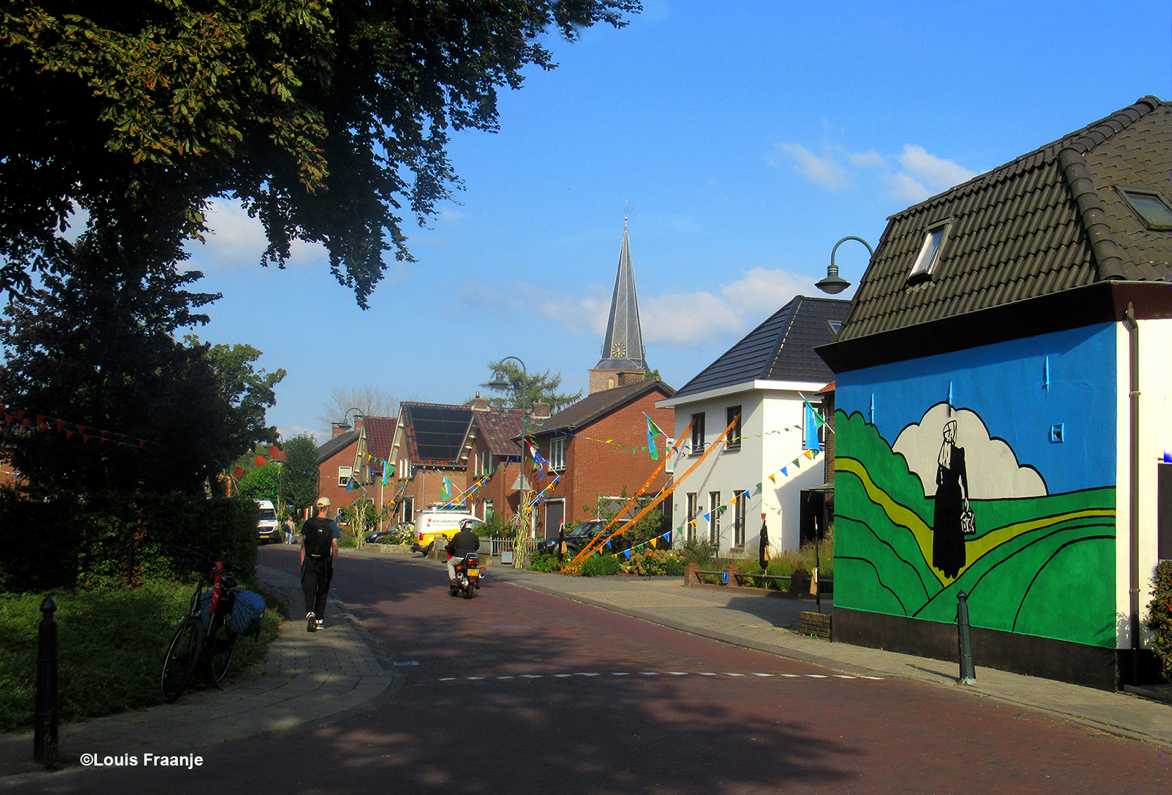 In Lunteren wordt men op de Klomperweg verrast door de enorme Lunterse vlag – Foto: ©Louis Fraanje