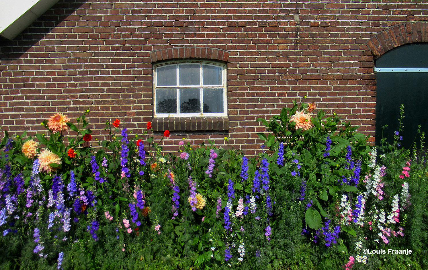 Zomaar een kleurrijk hoekje bij een boerenerf - Foto: ©Louis Fraanje