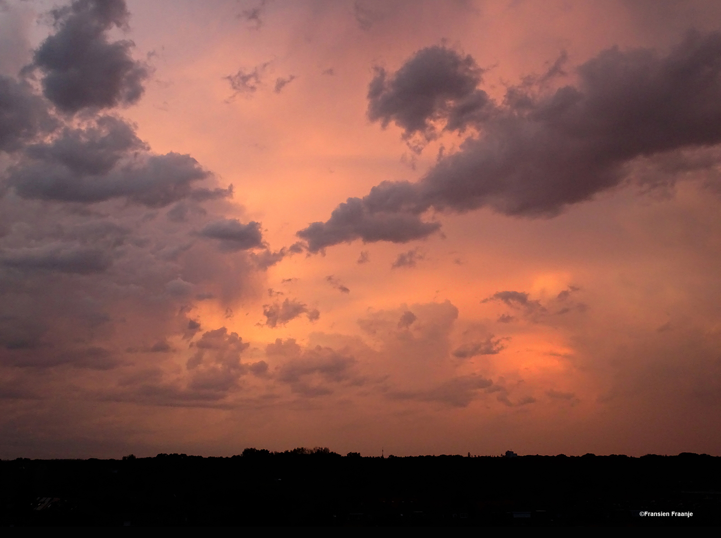 Eenmaal veilig thuis, komt er tussen de wolken een prachtige rode en gouden gloed tevoorschijn - Foto: ©Fransien Fraanje - SLOT