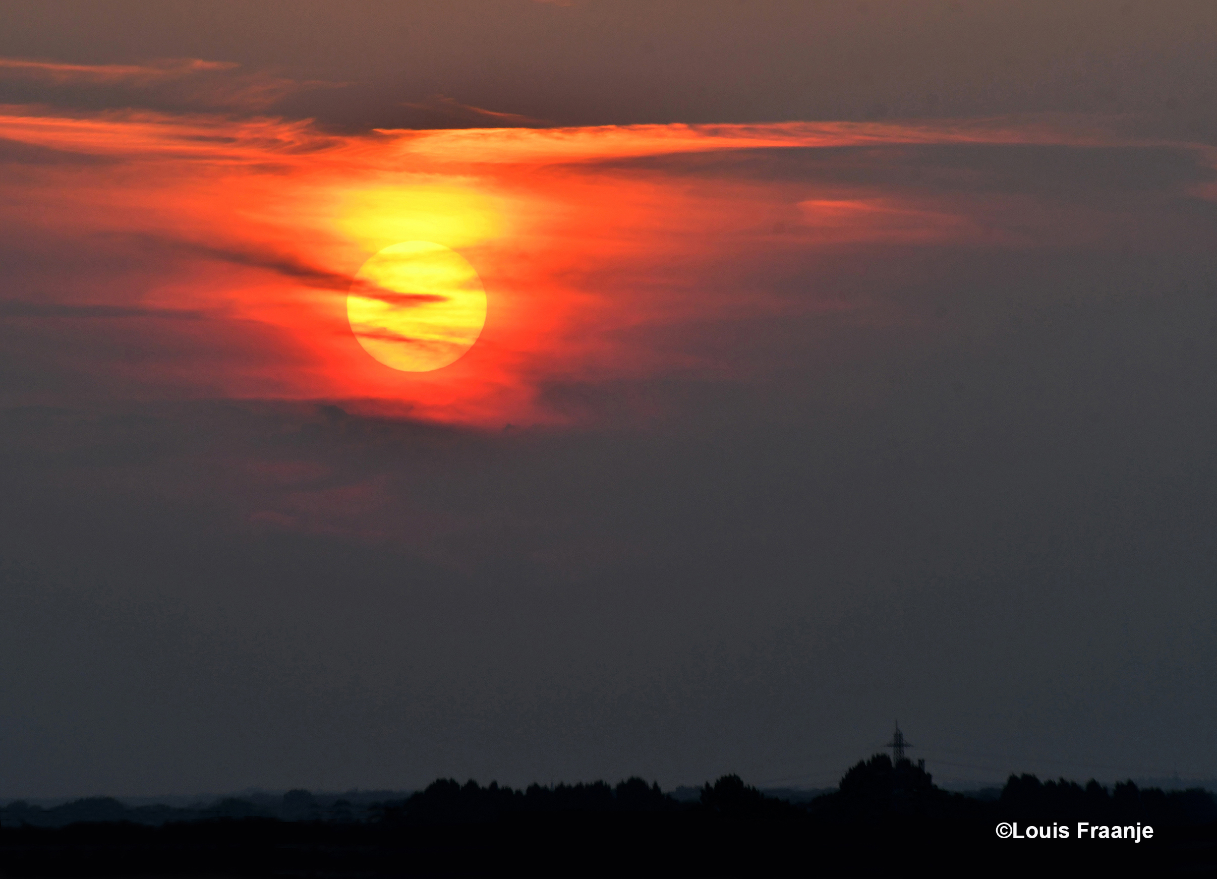  In de avond genieten we nog even van een prachtige zonsondergang, want... tussen het grijze wolkendek kwam een opening en verscheen de avondzon! - Foto: ©Louis Fraanje -