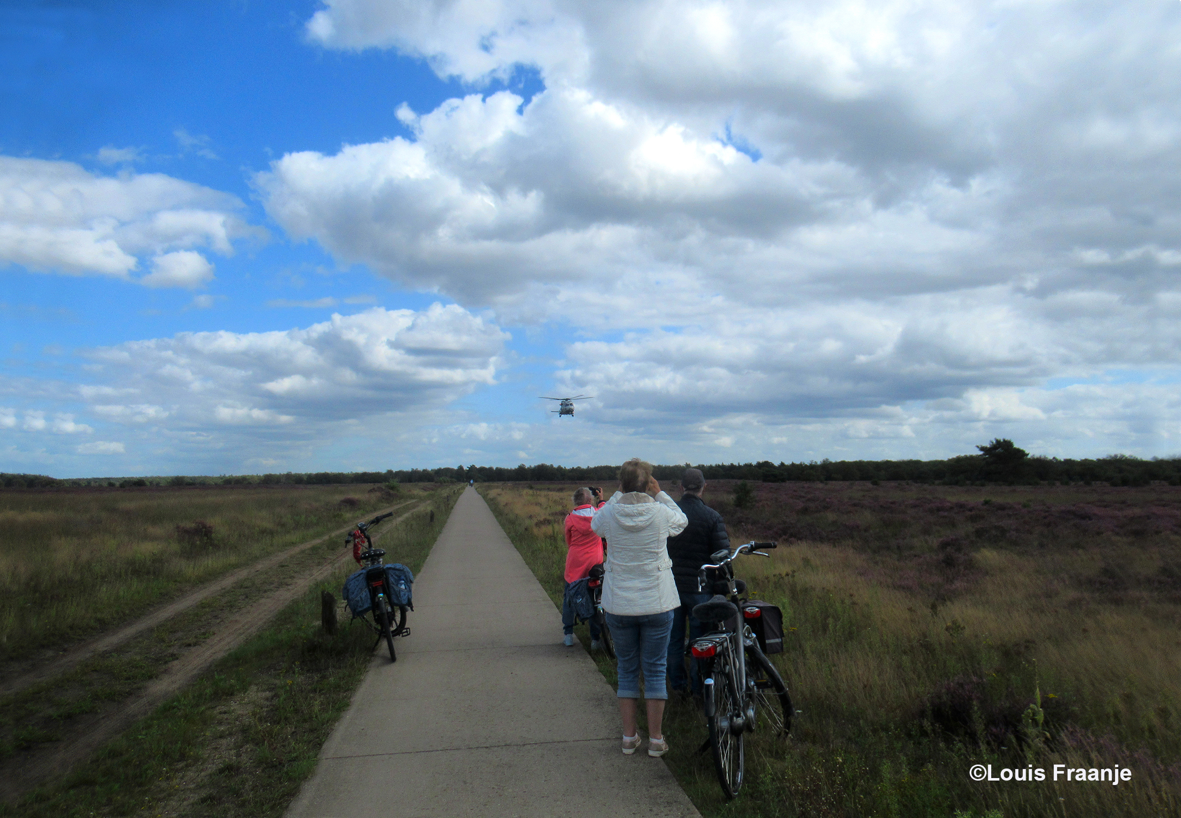 En dan plotseling verschijnt er wat verderop een helicopter boven het fietspad - Foto: ©Louis Fraanje