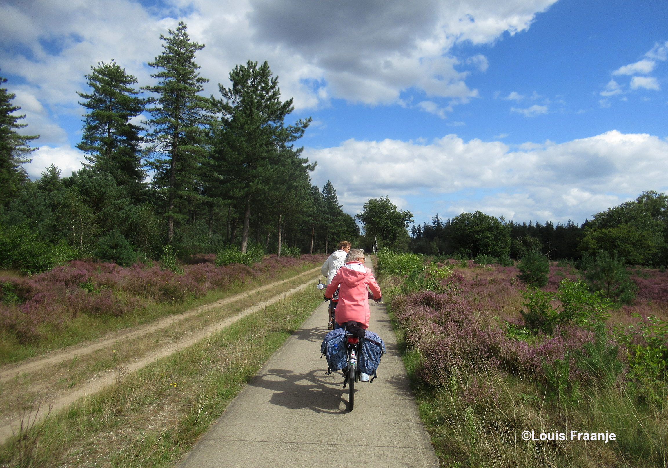 Als de rust is wedergekeerd, gaat de fietstocht weer verder - Foto: ©Louis Fraanje