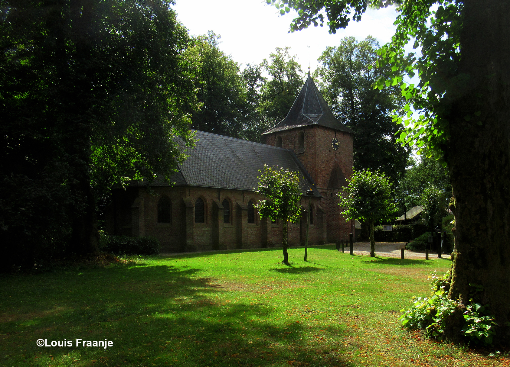 We zijn in het idylische dorpje Kootwijk aangekomen met het oude kerkje op de Brink - Foto: ©Louis Fraanje