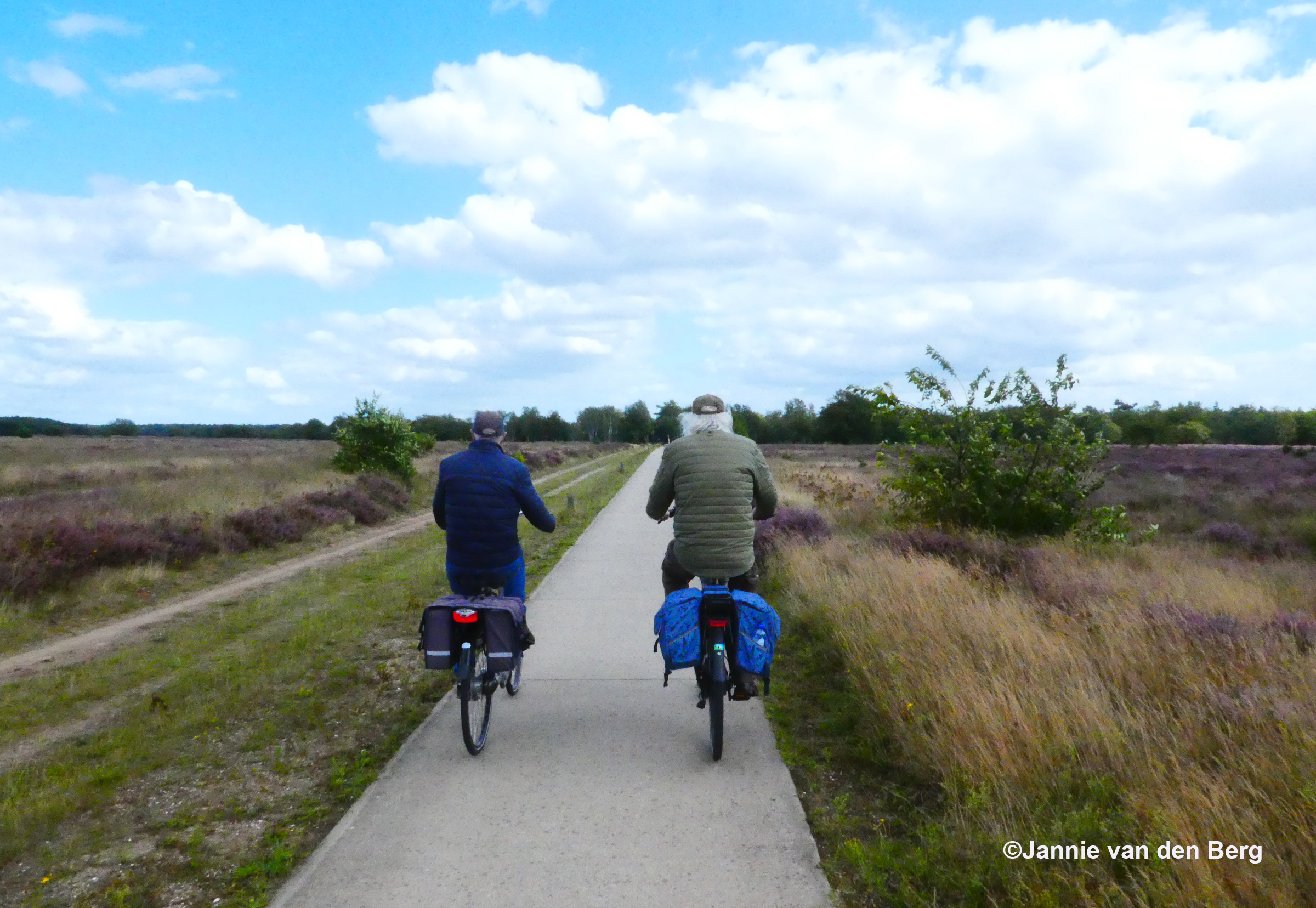 Twee natuurvrienden op weg naar Assel - Foto: ©Jannie van den Berg