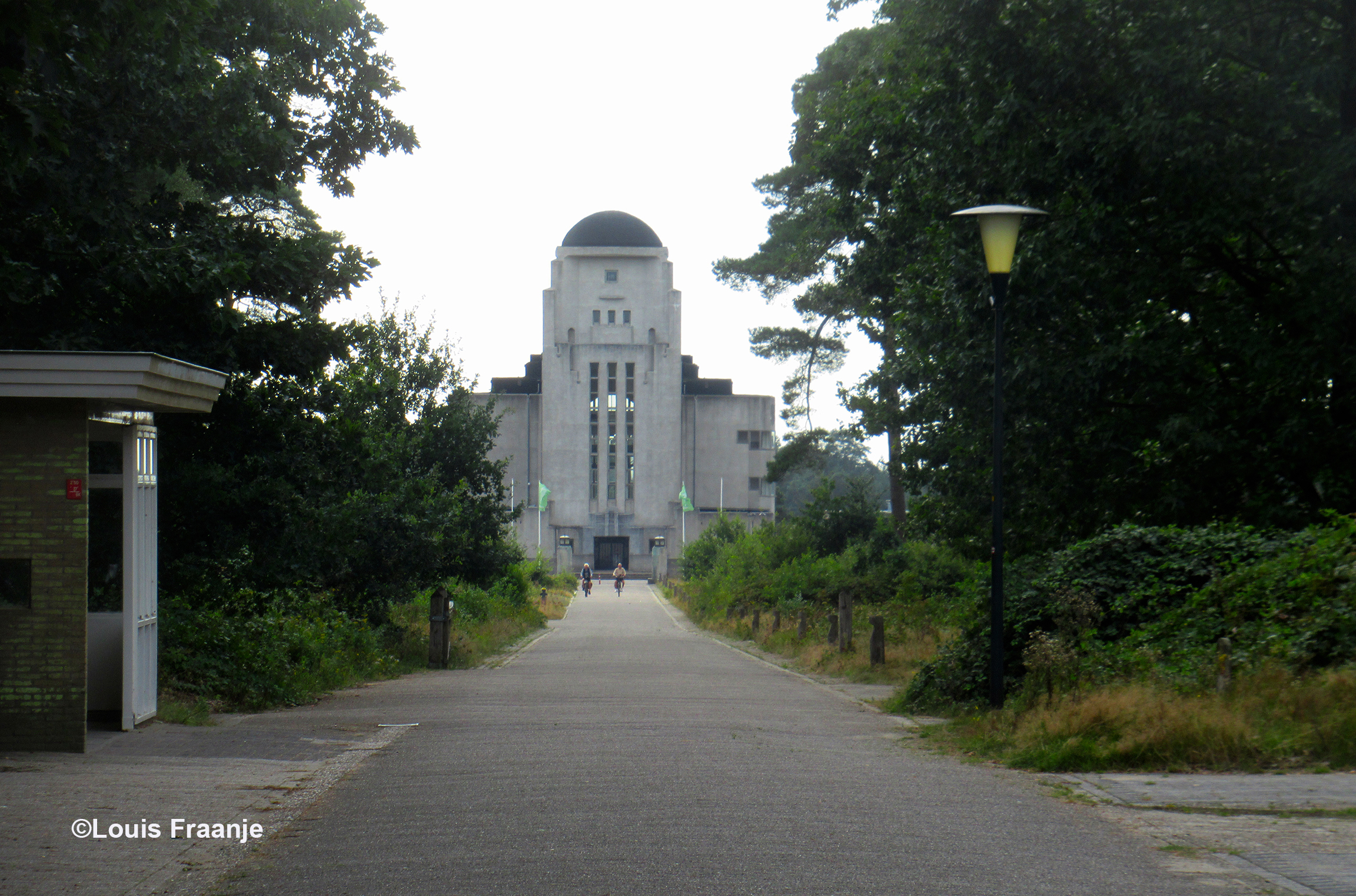 Hier passeren we het oude zendgebouw van Radio Kootwijk - Foto: ©Louis Fraanje