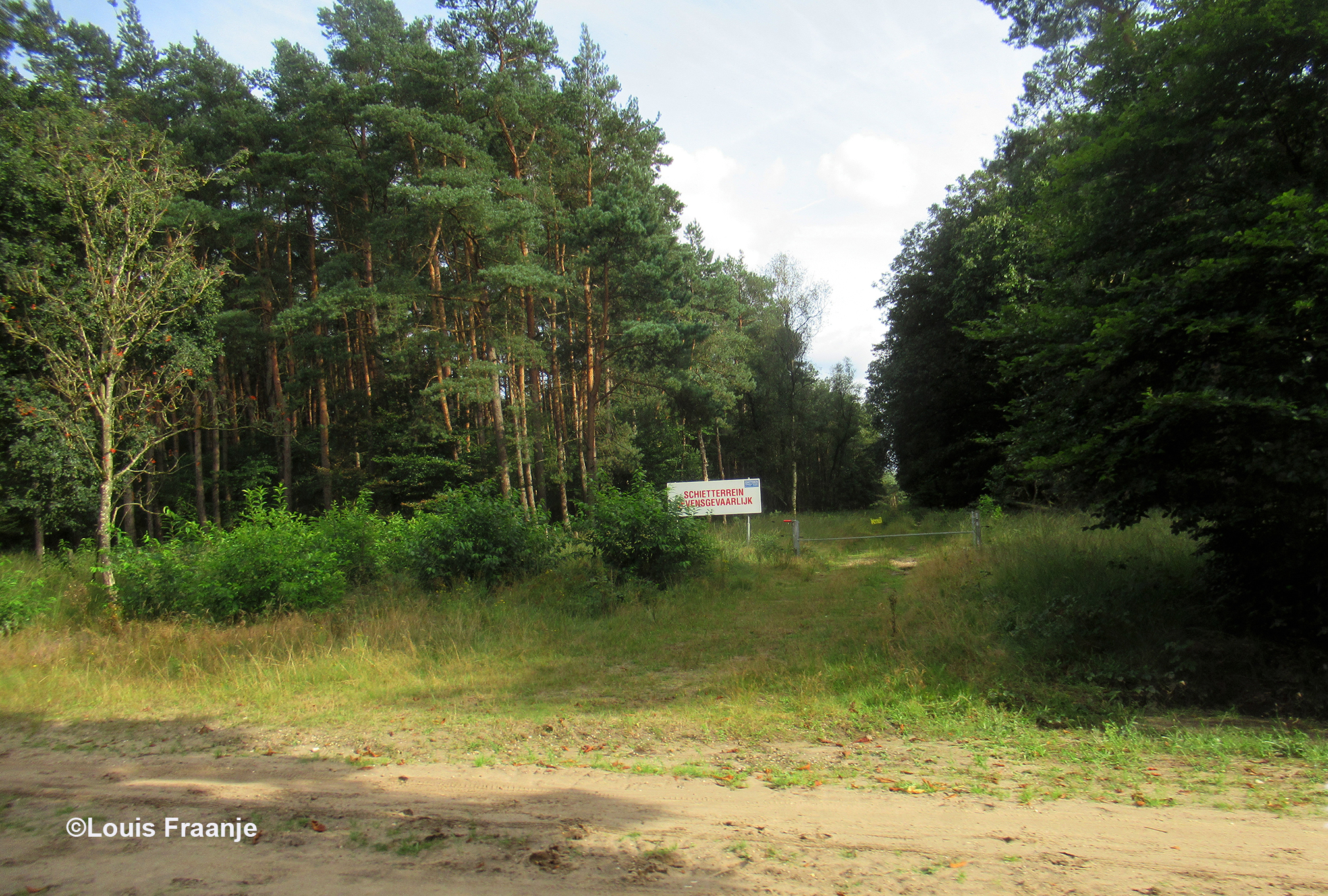 We fietsen nu huiswaarts langs het ISK Rijksschietterrrein van Harskamp - Foto: ©Louis Fraanje