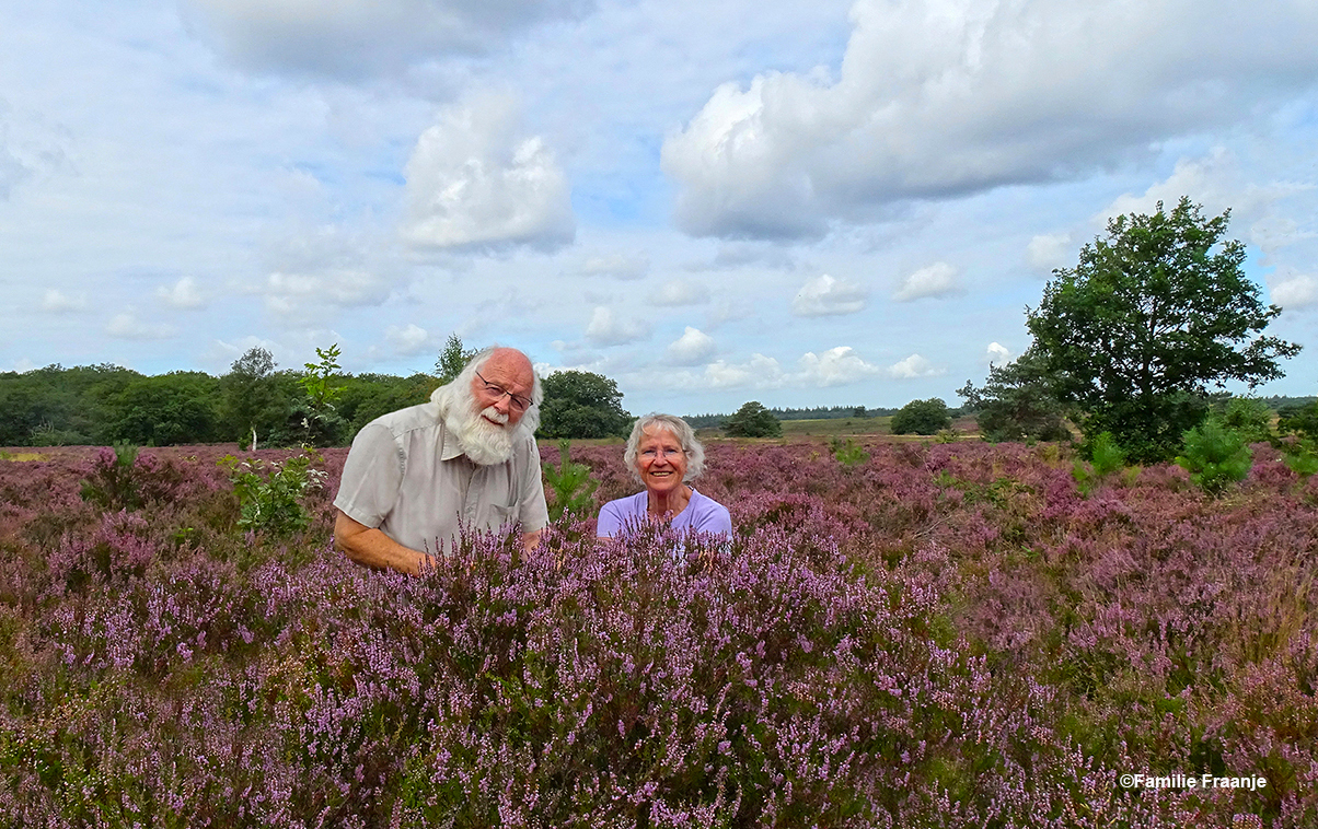 Twee natuurliefhebbers genieten in de bloeiende heide - Foto: ©Familie Fraanje