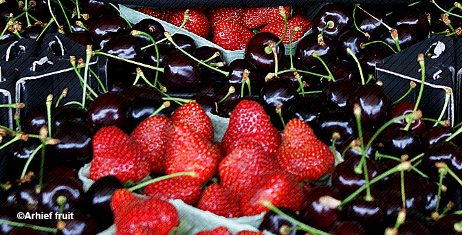 Aardbeien en kersen, dit is toch heerlijk Hollands! - Foto: ©Fruit Fraanje