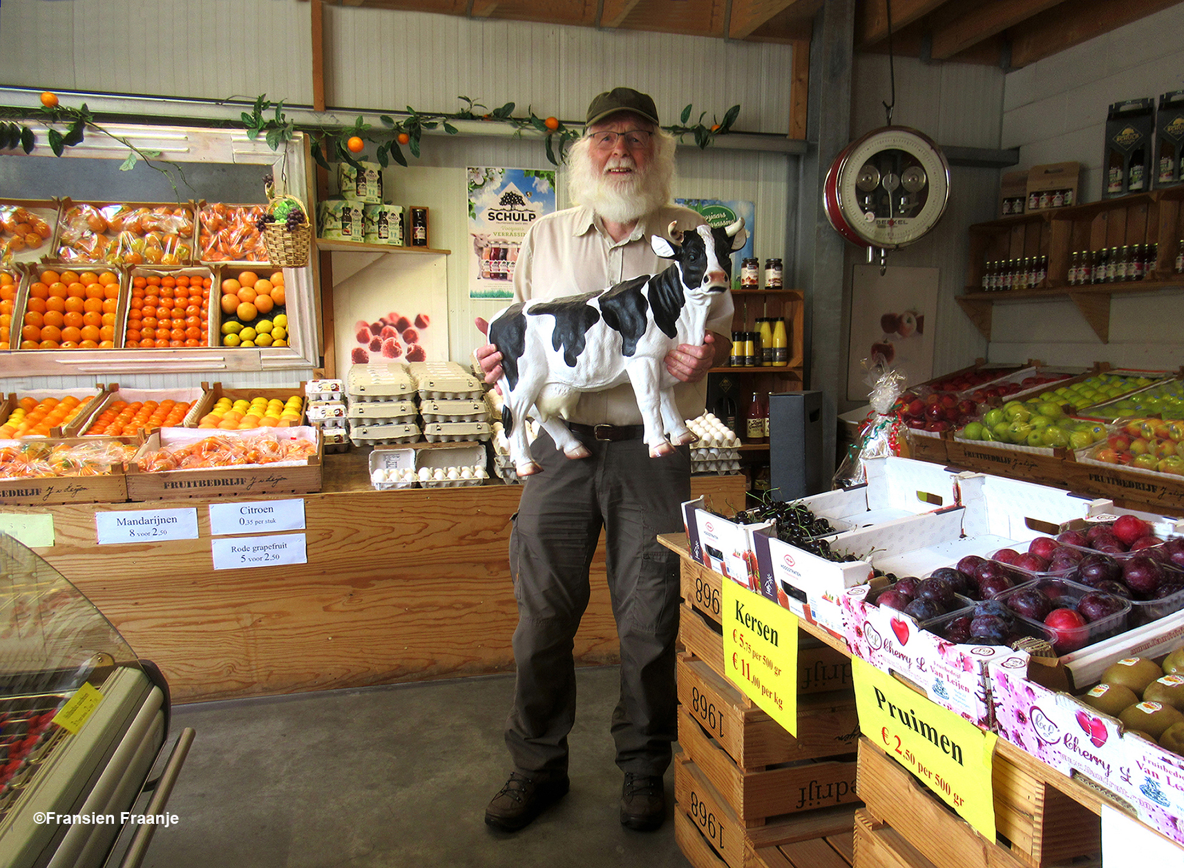 Tja... een jongen als Louis met een hart voor de boeren, tuinders en fruittelers, die wil zoiets wel even graag in zijn armen nemen! - Foto: ©Fransien Fraanje