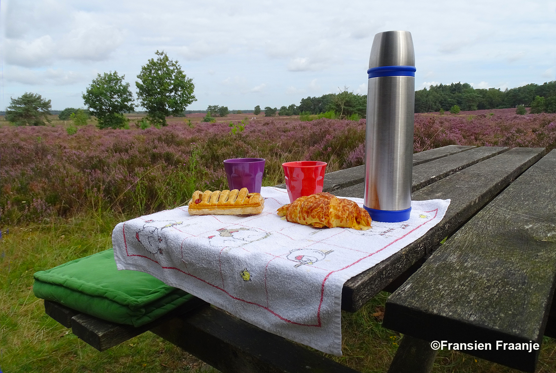 Ons rustplekje in de heide, met een eigen bakje koffie en wat lekkers - Foto: ©Fransien Fraanje