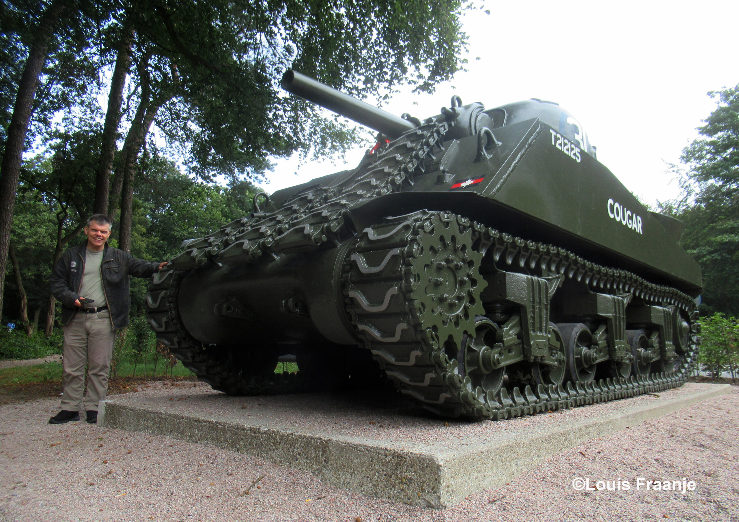 Mark Spoelstra bij de oude Cougar tank uit de Tweede Wereldoorlog bij Ede – Foto: ©Louis Fraanje