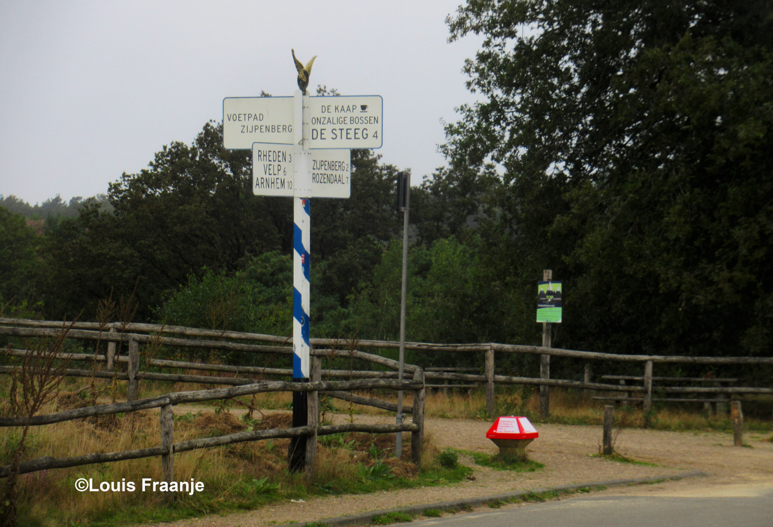 Tja en daar staat ook nog zo'n fraaie oude wegwijzer van de ANWB – Foto: ©Louis Fraanje