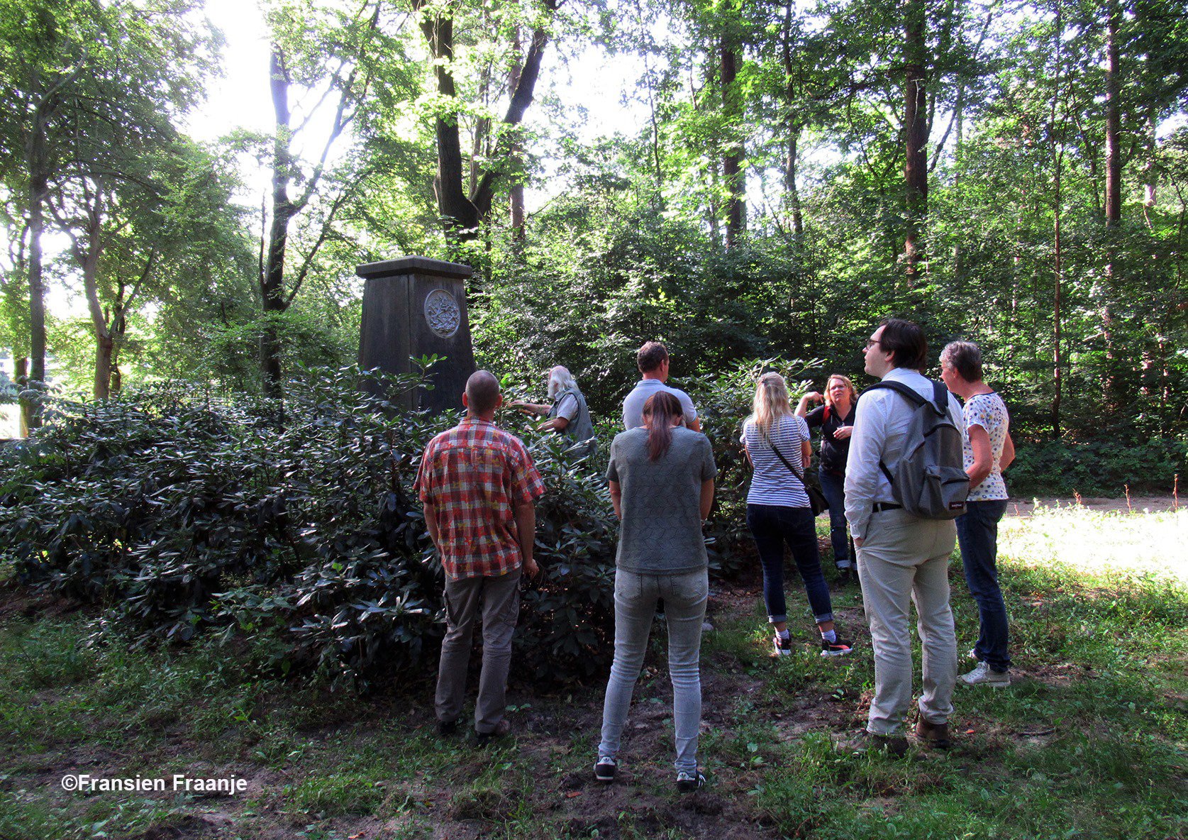 Louis geeft uitleg bij het monument in het bos - Foto: ©Fransien Fraanje