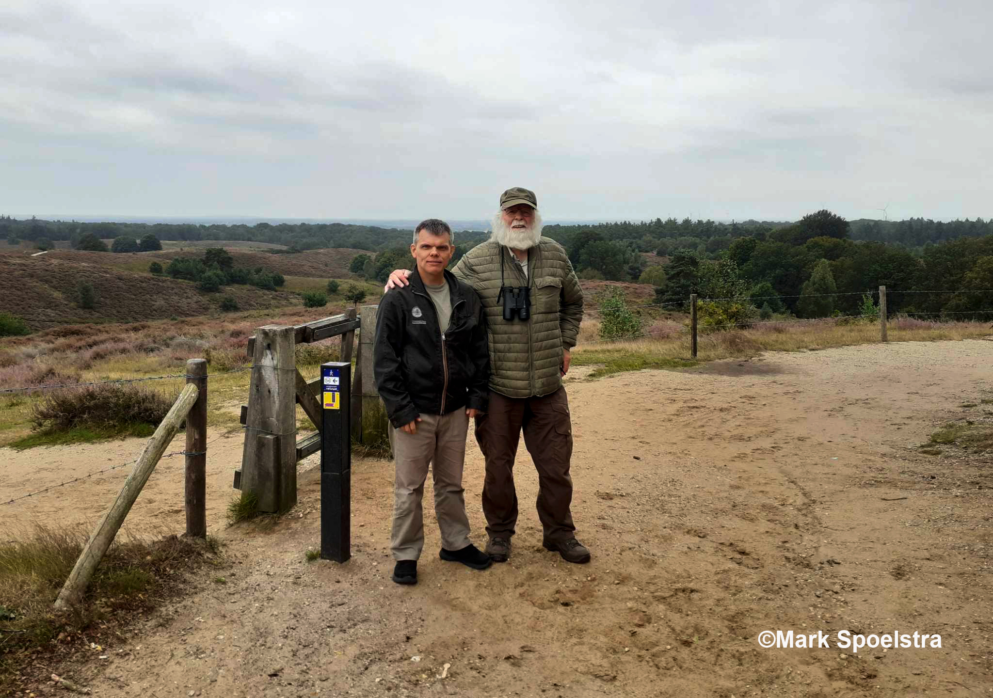 Samen met Mark bij het uitkijkpunt op de Posbank – Foto: ©Mark Spoelstra