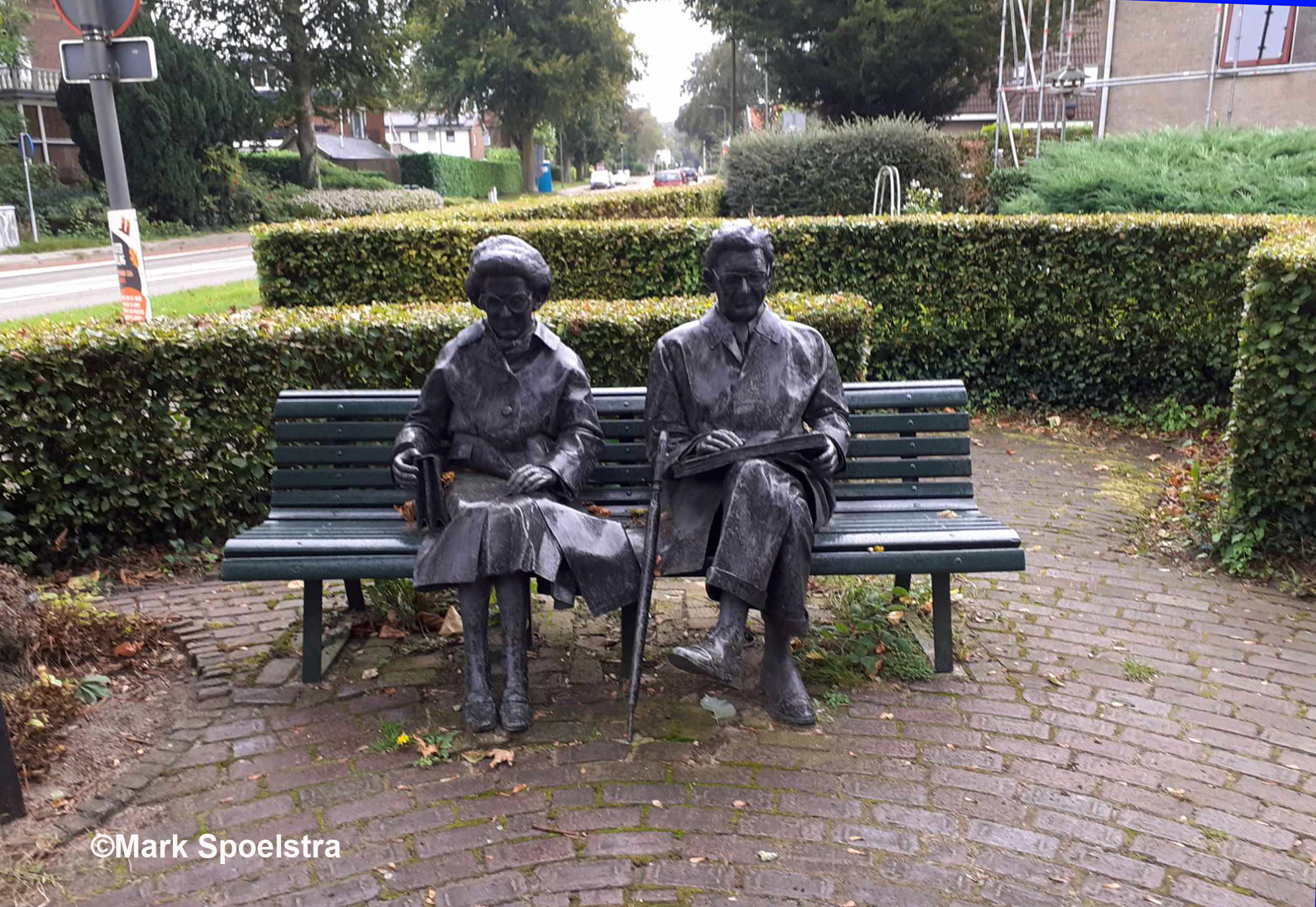 Bij Rheden zit de schrijver Simon Garmiggelt met zijn vrouw op een bankje – Foto: ©Mark Spoelstra