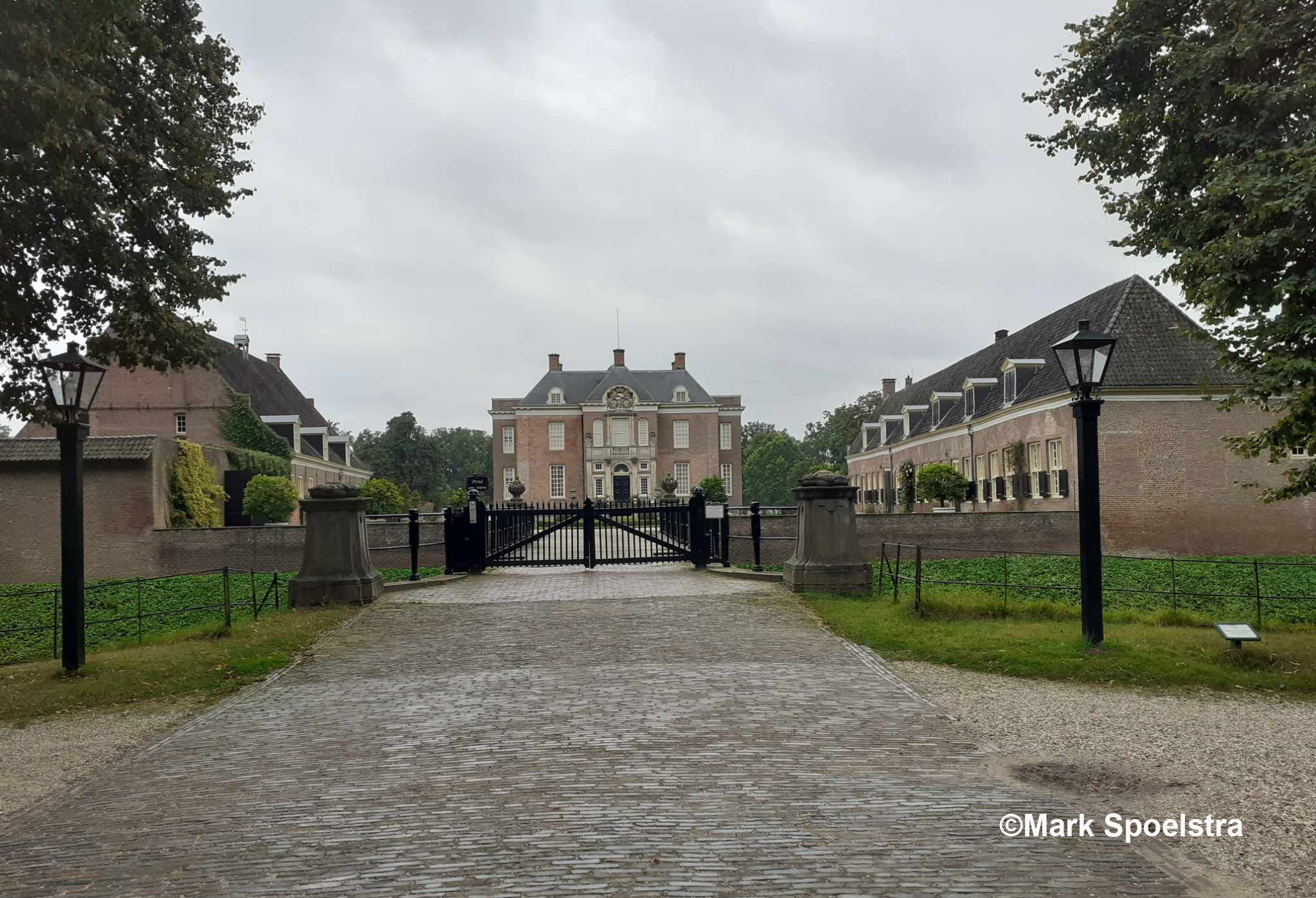 En even verderop ligt kasteel Middachten – Foto: ©Mark Spoelstra 