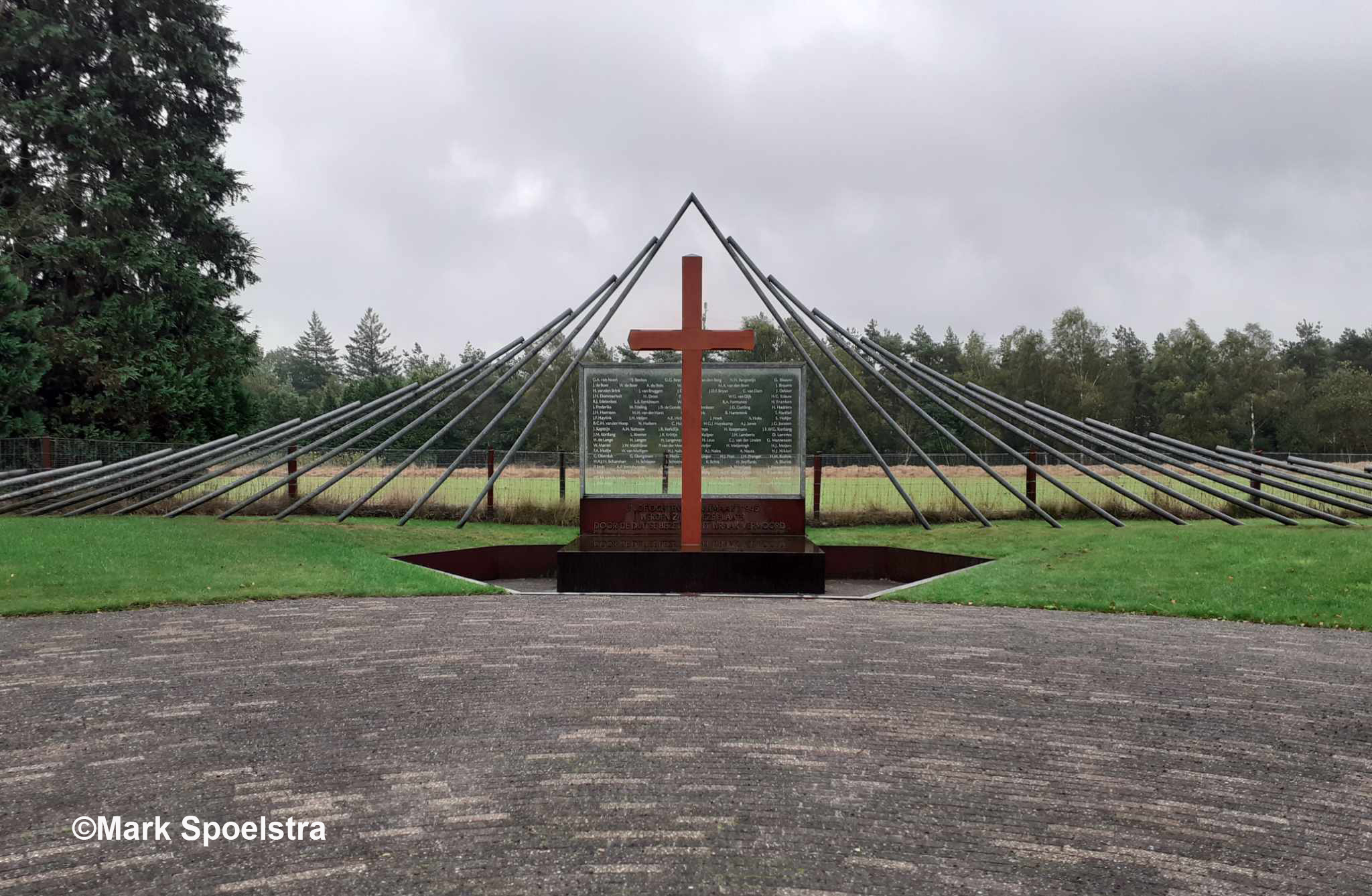 Herdenkingskruis bij de Woeste Hoeve – Foto: ©Mark Spoelstra