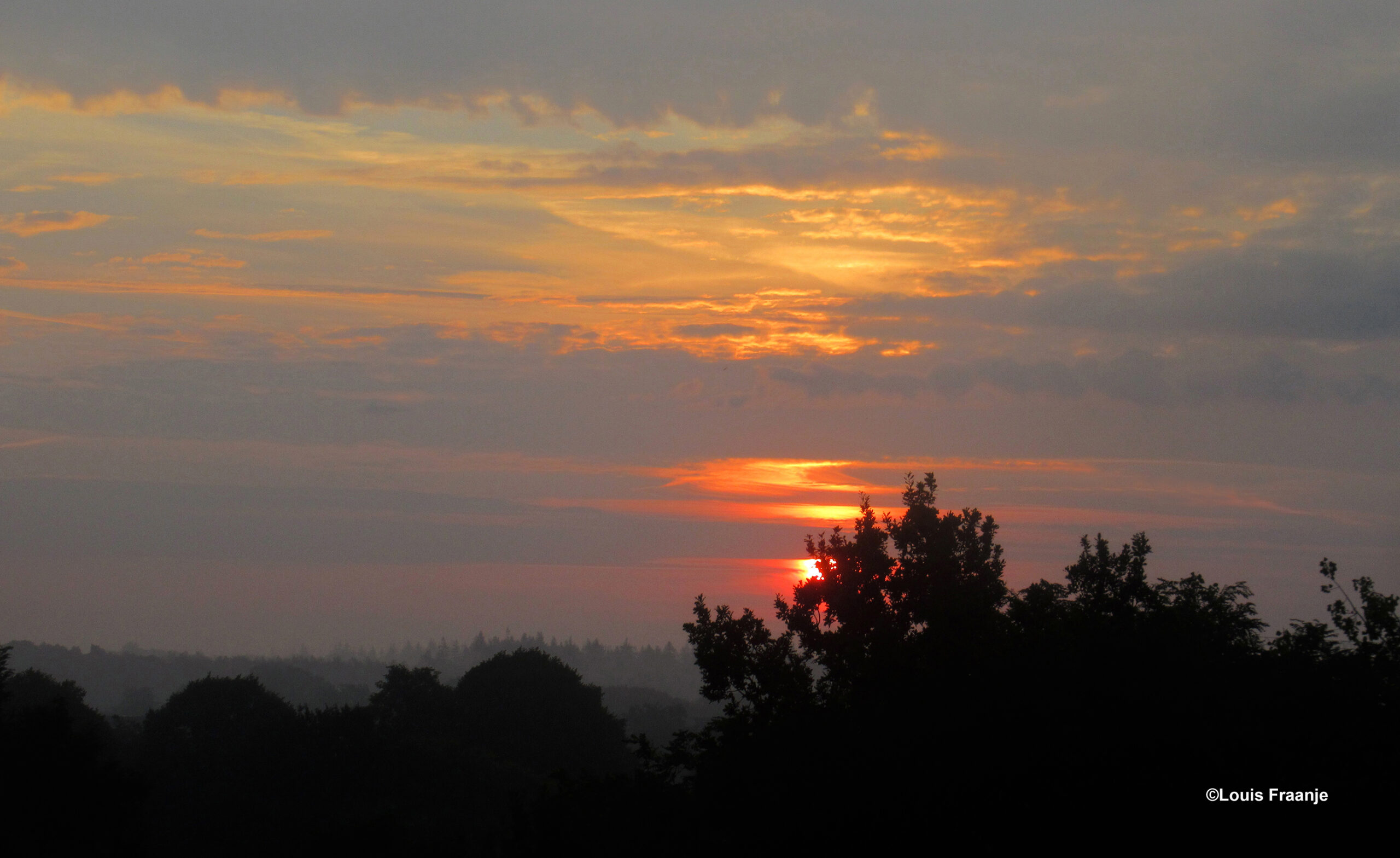 De morgenzon wordt als het ware omfloerst door de sluierbewolking - Foto: ©Louis Fraanje