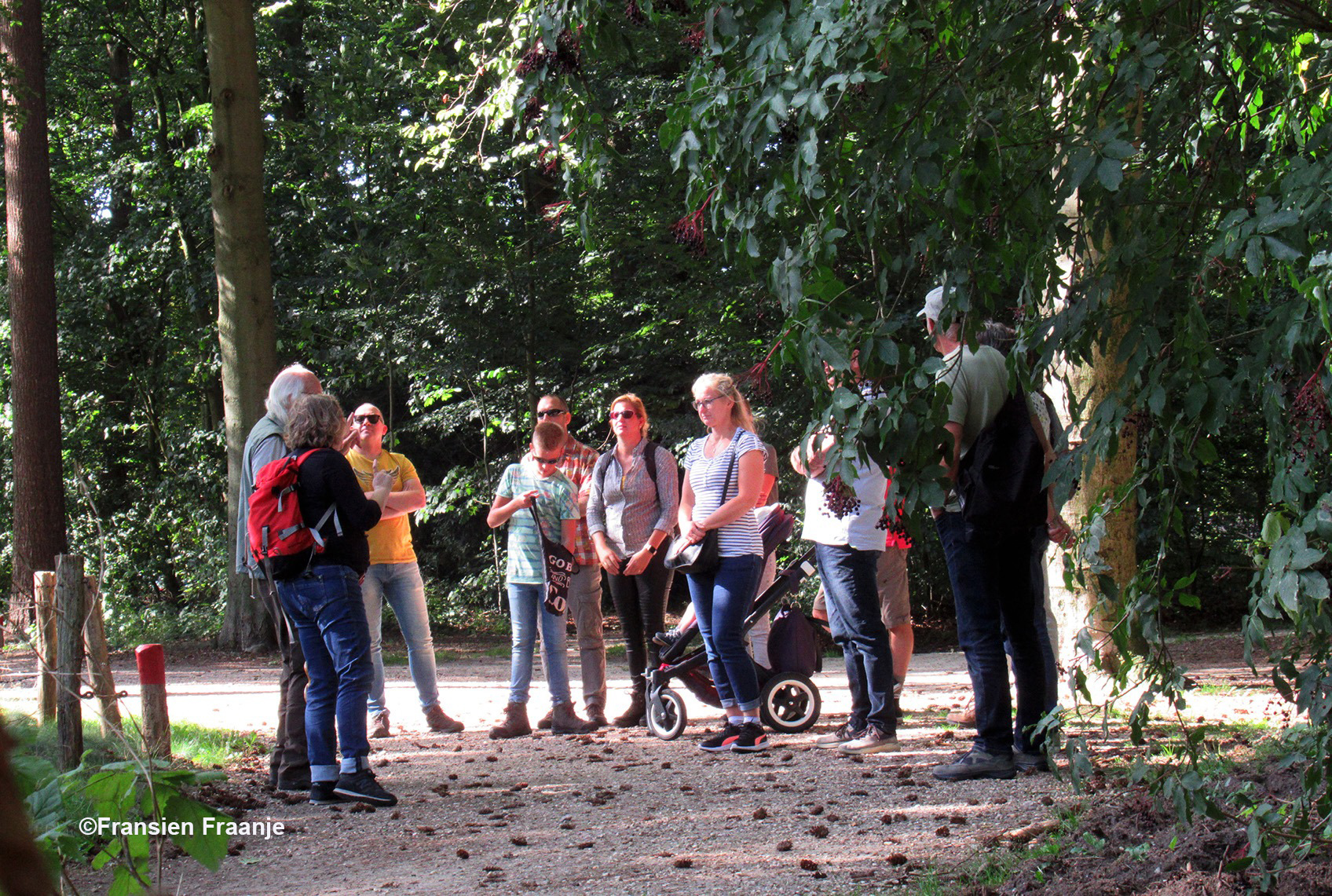 Natuurlijk kwamen er vragen over de vele onderwerpen tijdens de wandeling - Foto: ©Fransien Fraanje