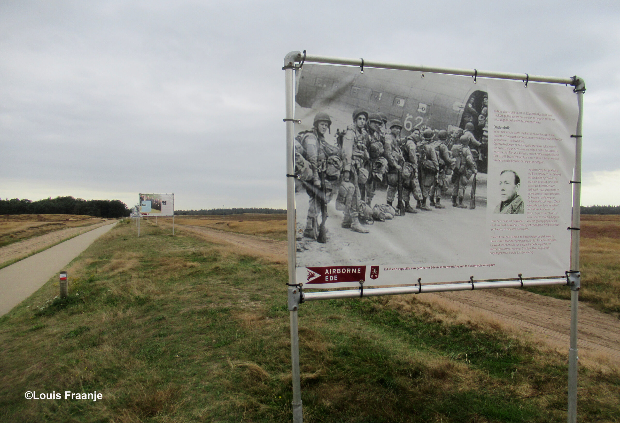 De lange rij billboards met het verslag van de Operatie Market Garden – Foto: ©Louis Fraanje