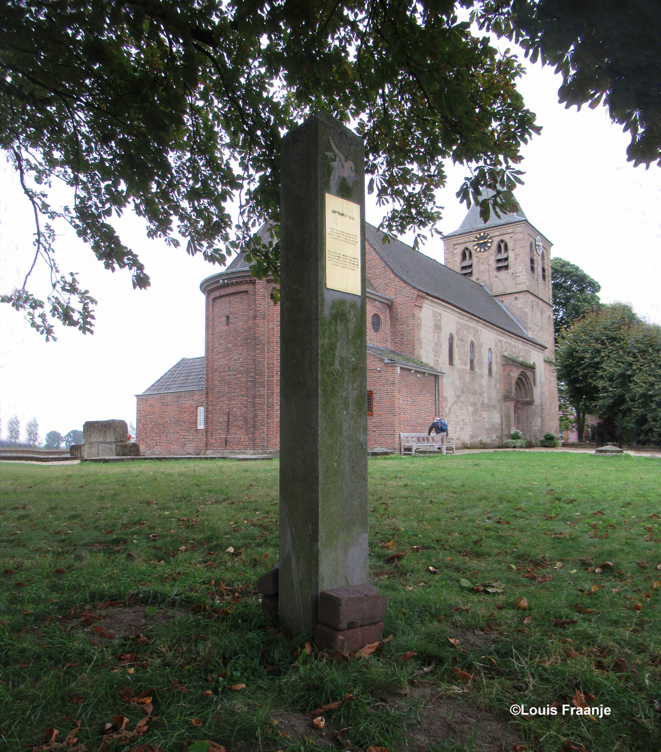 Het oude kerkje van Oosterbeek, dicht bij de oever van de Rijn – Foto: ©Louis Fraanje