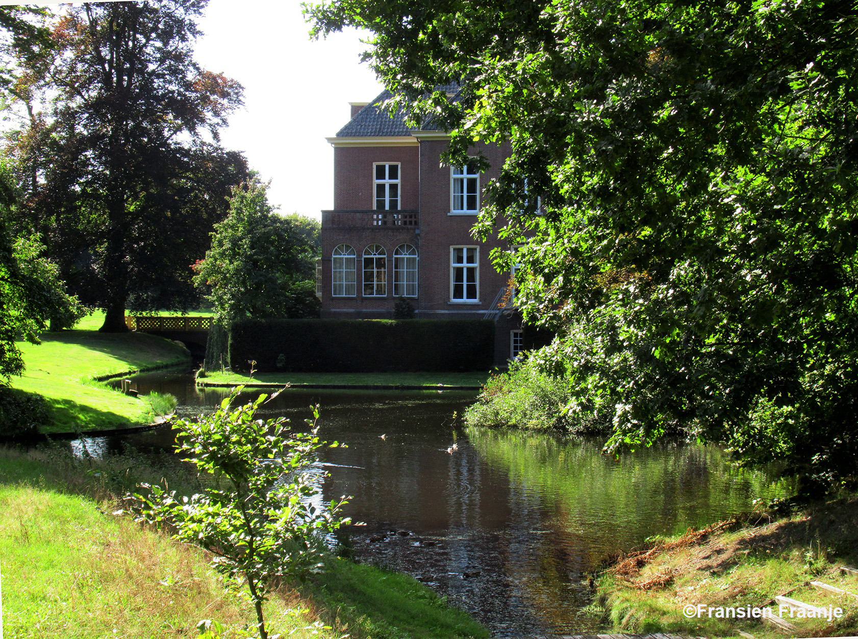 Kasteel Hoeckelum wordt omringd door een prachtige vijverpartij en bijzondere gebouwen - Foto: ©Fransien Fraanje