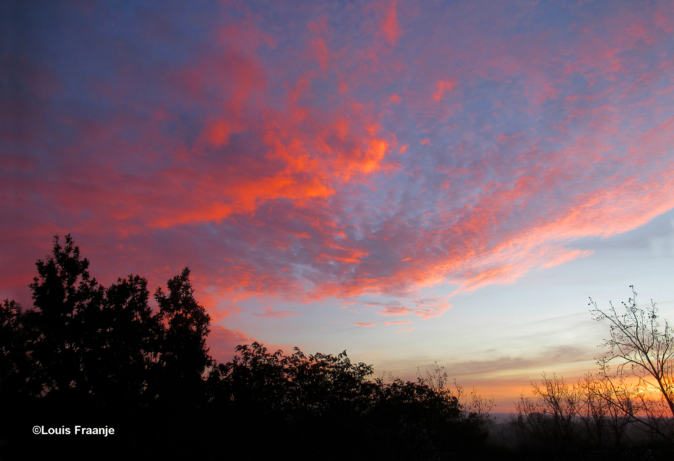 Vlammend morgenrood boven Ede - Foto: ©Louis Fraanje