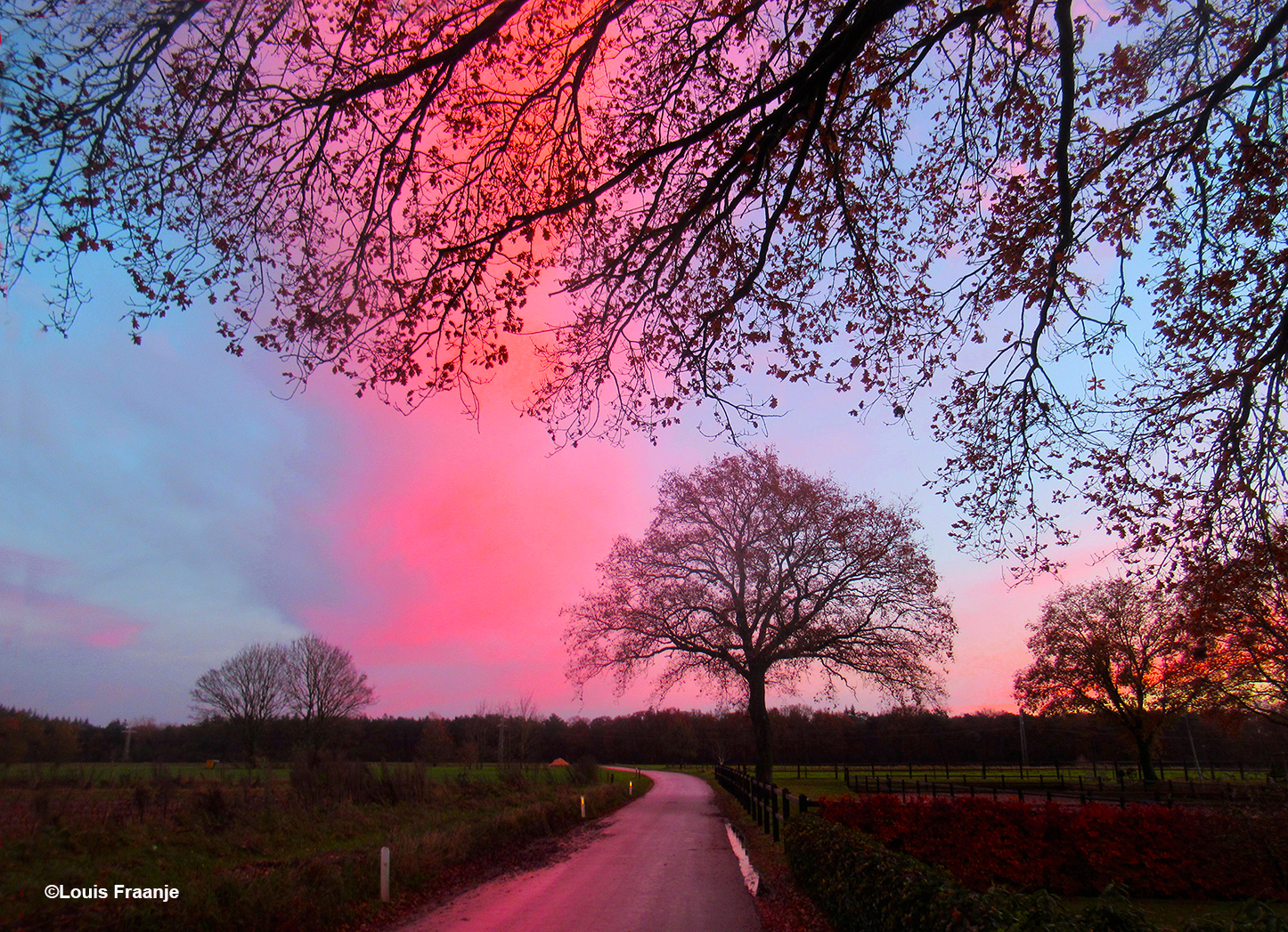 Overweldigend avondrood op de Doesburger Molenweg bij Ede - Foto: ©Louis Fraanje