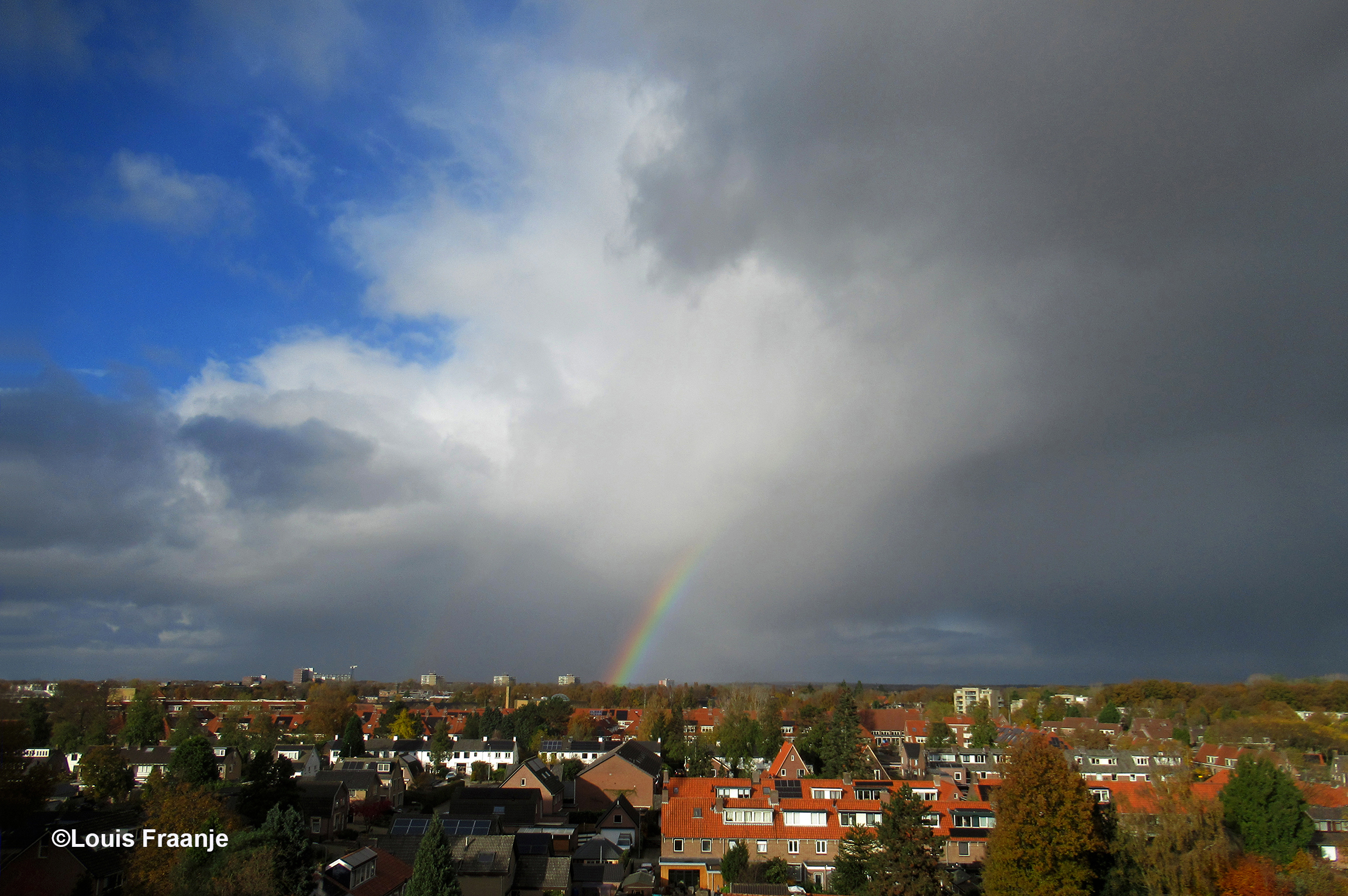 En dan ineens verschijnt heel voorzichtig de regenboog - Foto: ©Louis Fraanje